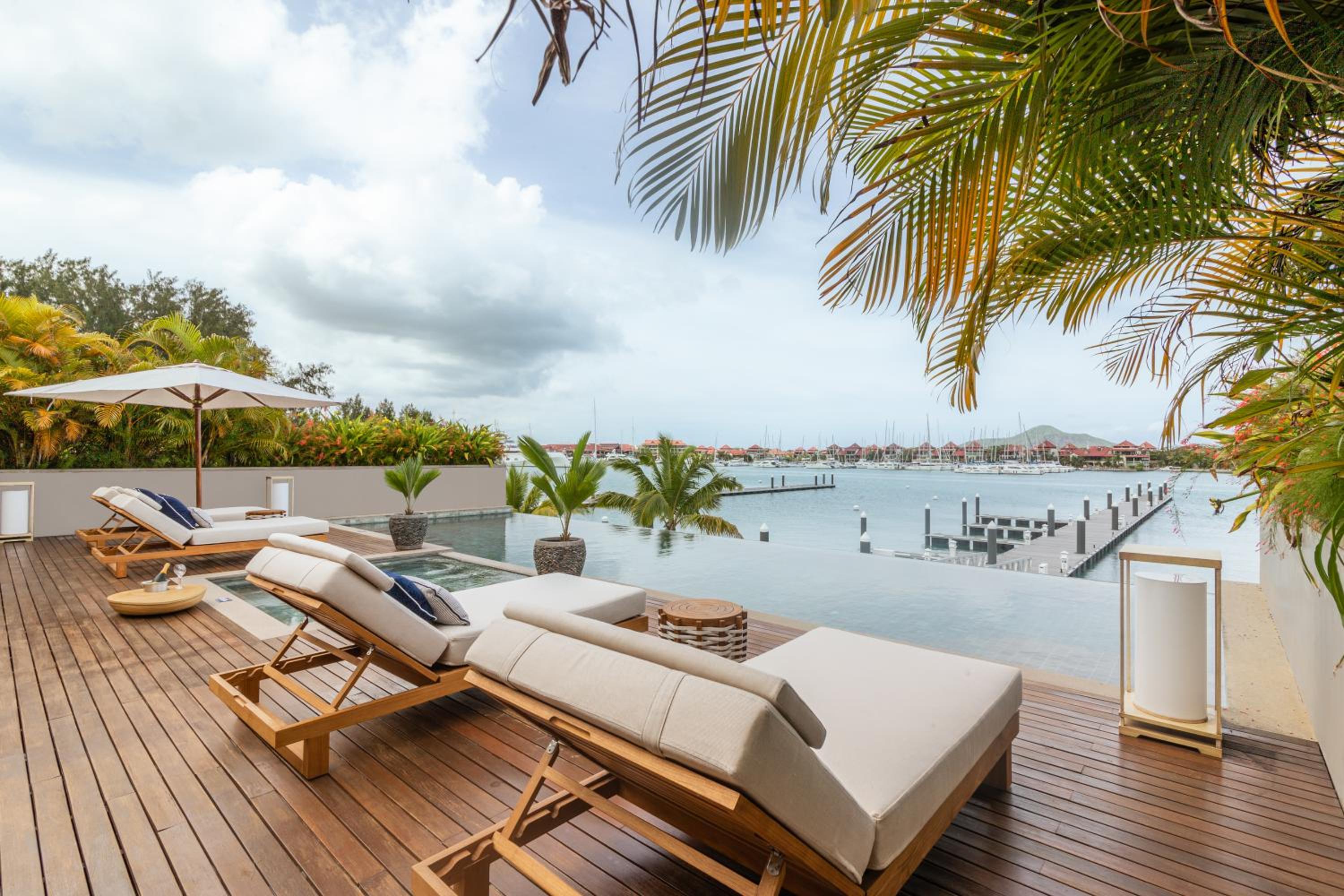 Deluxe Suite Mountain View with Pool