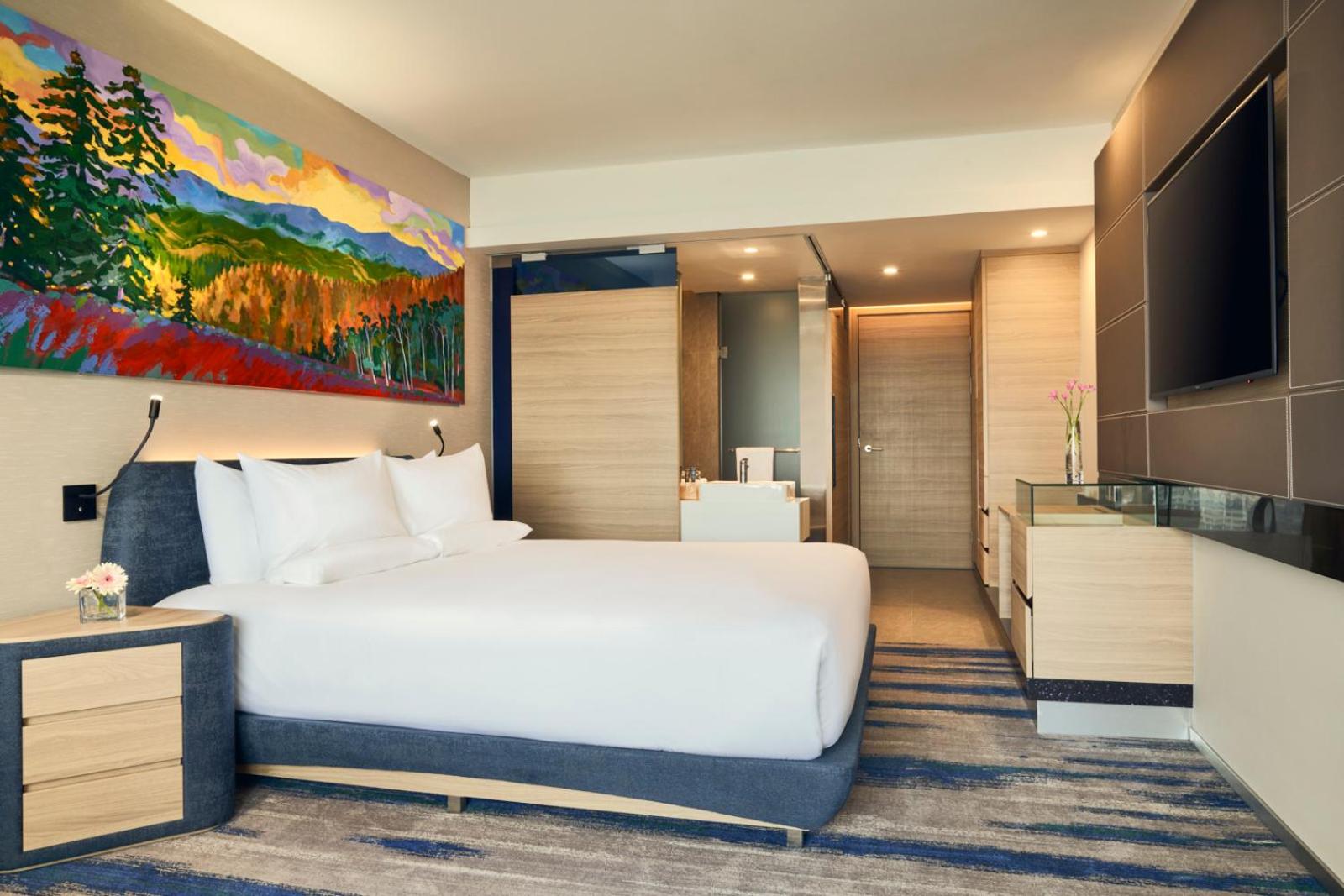 Superior King Room with City View