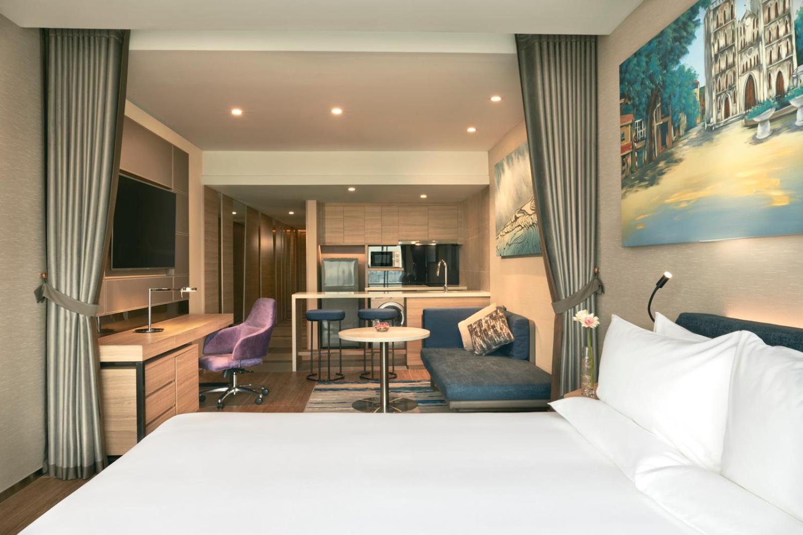 Deluxe King Room with City View