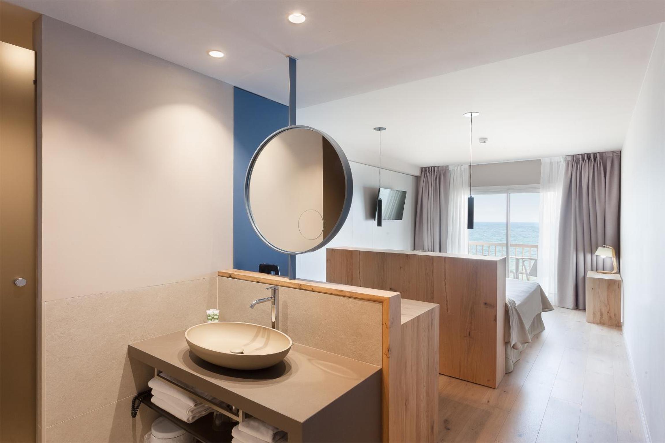 Deluxe Suite with Sea View photo 3