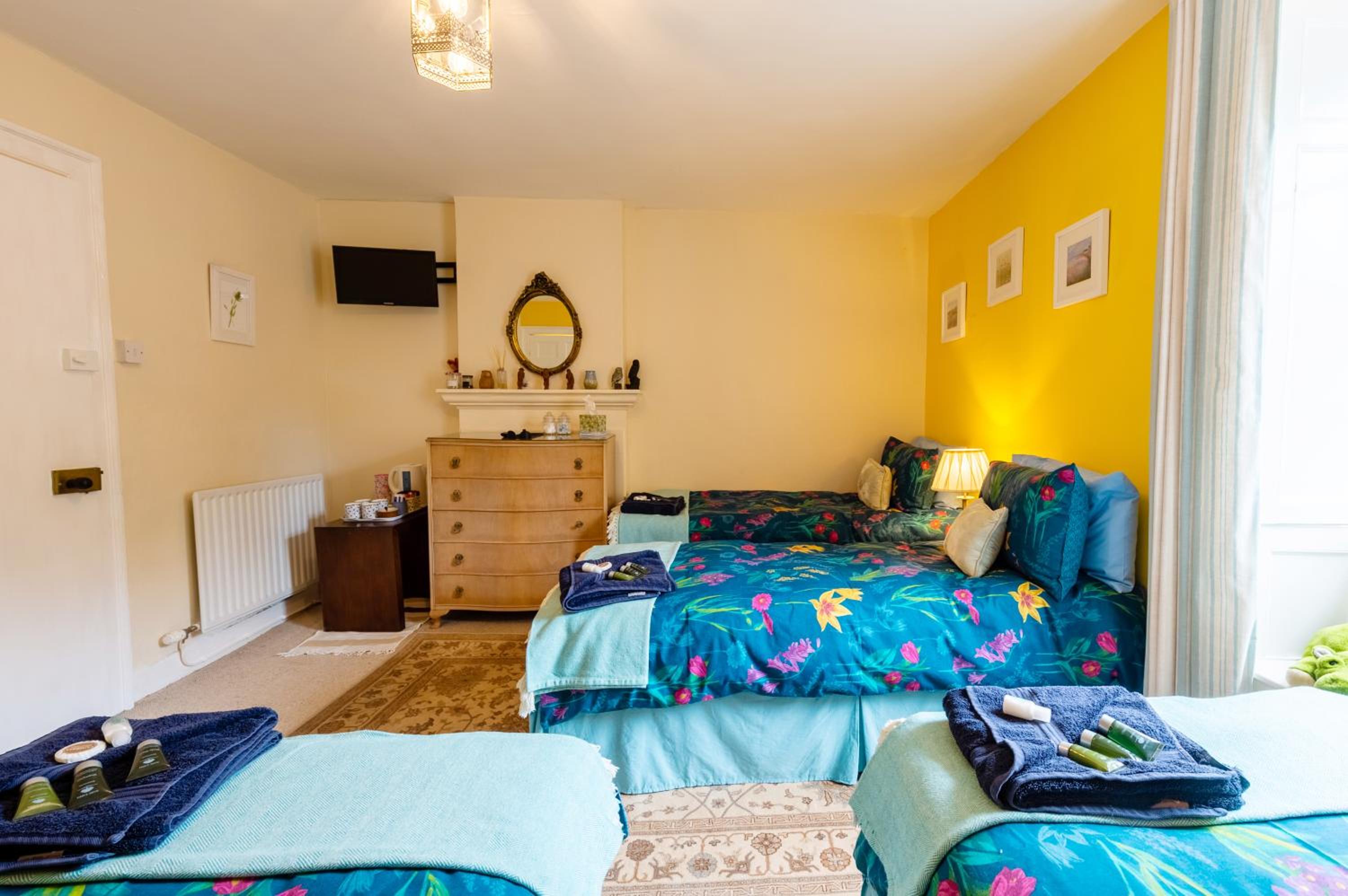Quadruple Room with Shower - Photo 4