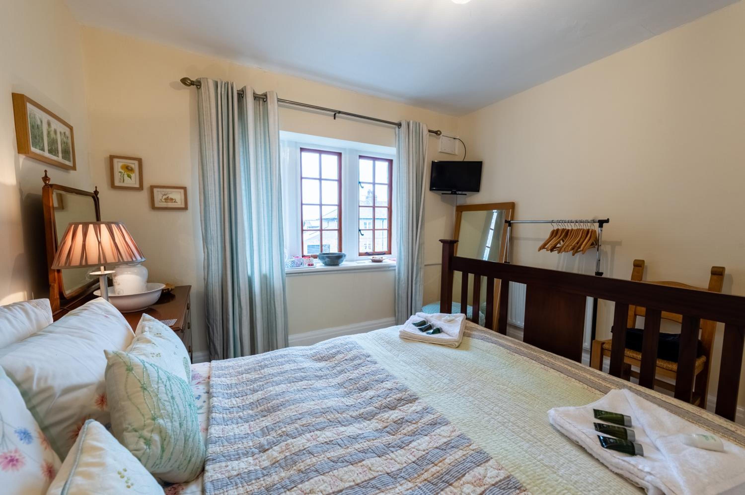 Double Room with Private External Bathroom - Photo 4
