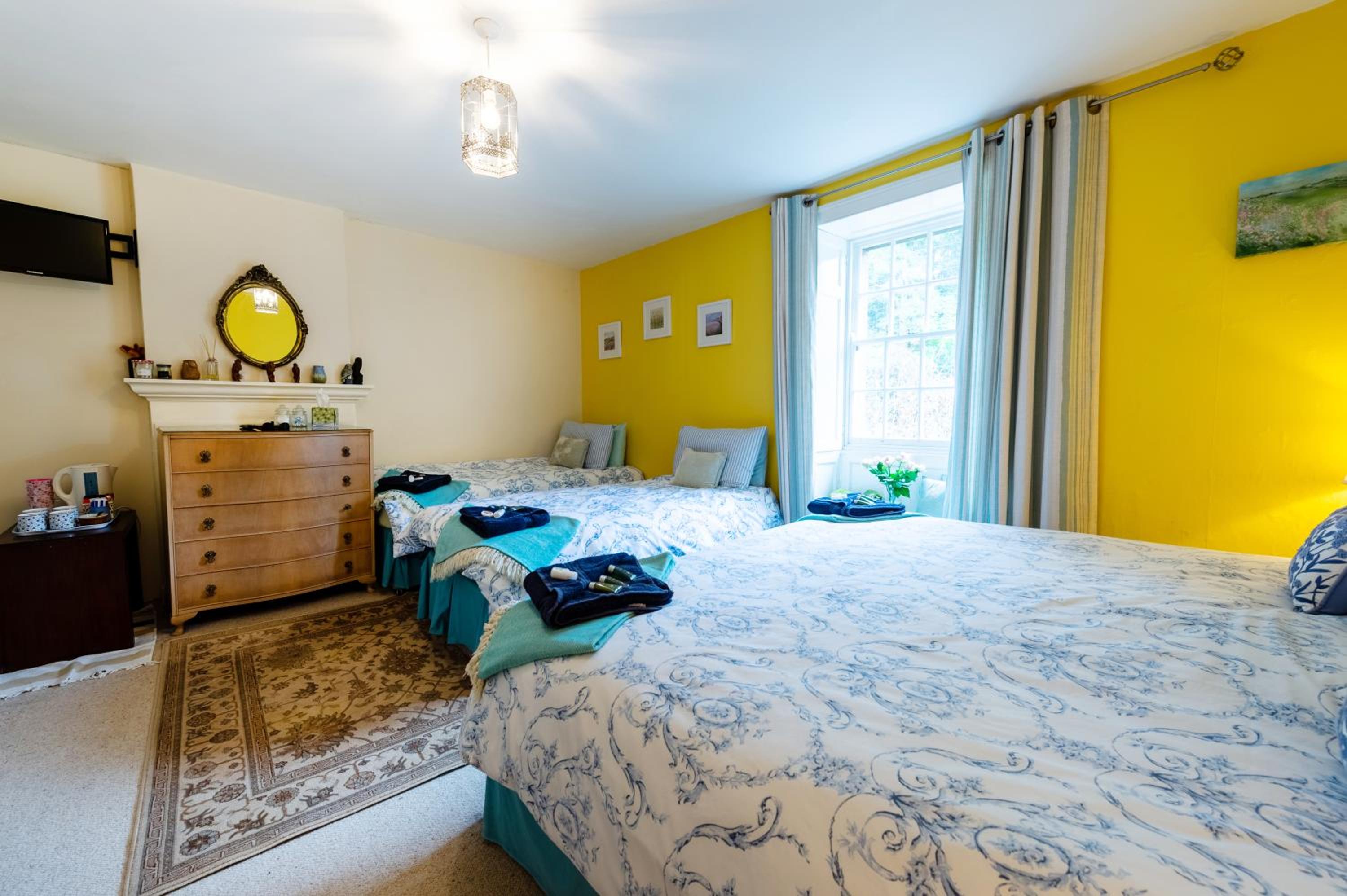 Quadruple Room with Shower - Photo 2