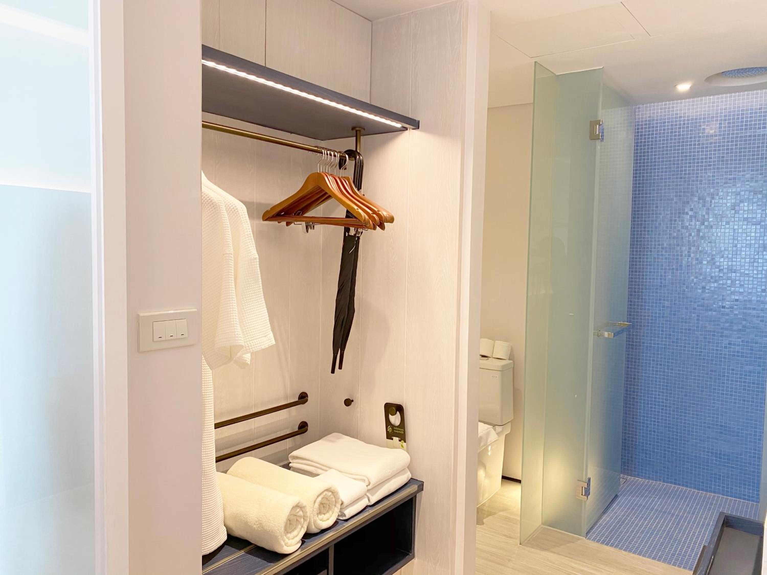 Double Room with Pool View - Photo 3