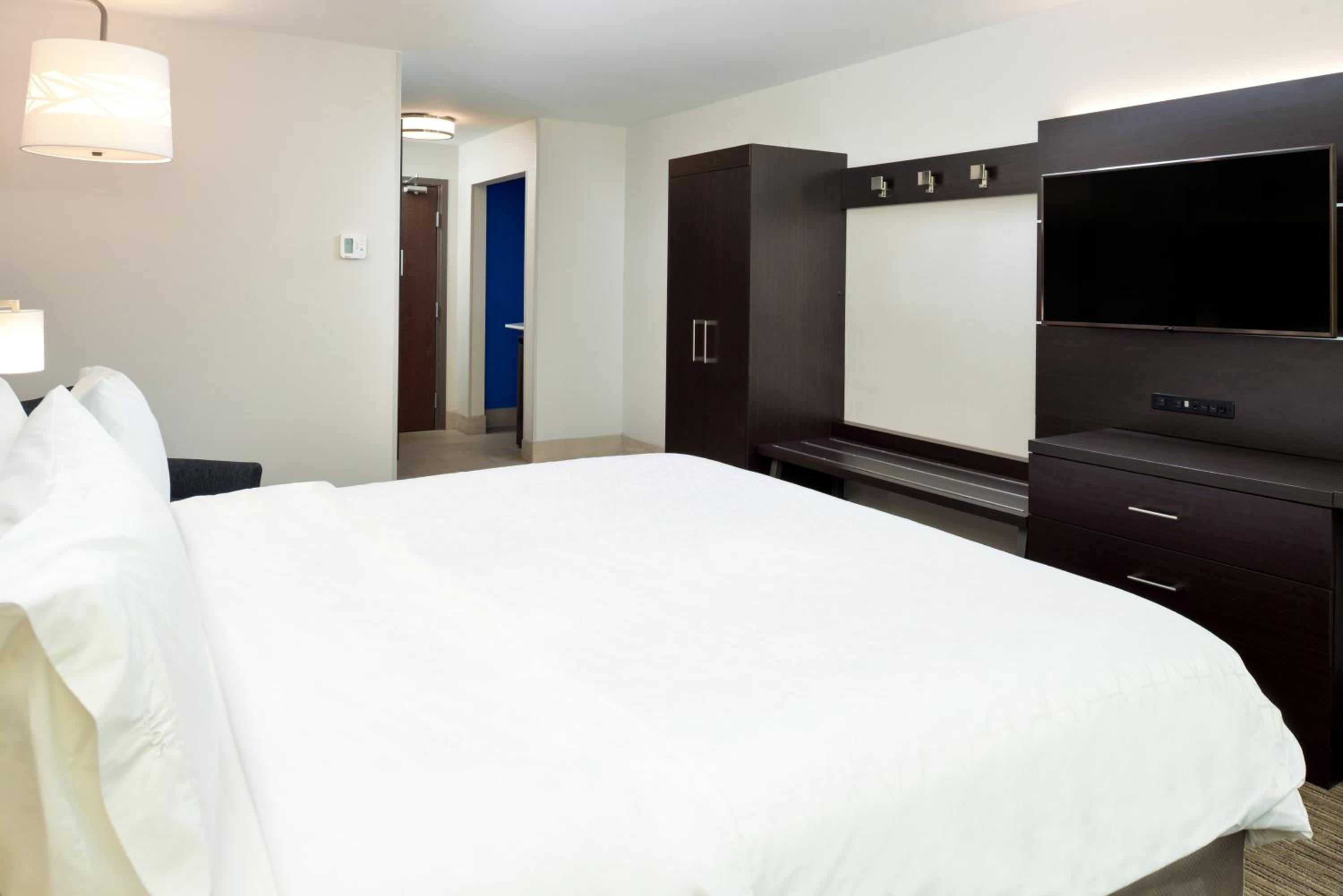 Standard King Room with Extra Space - Photo 1