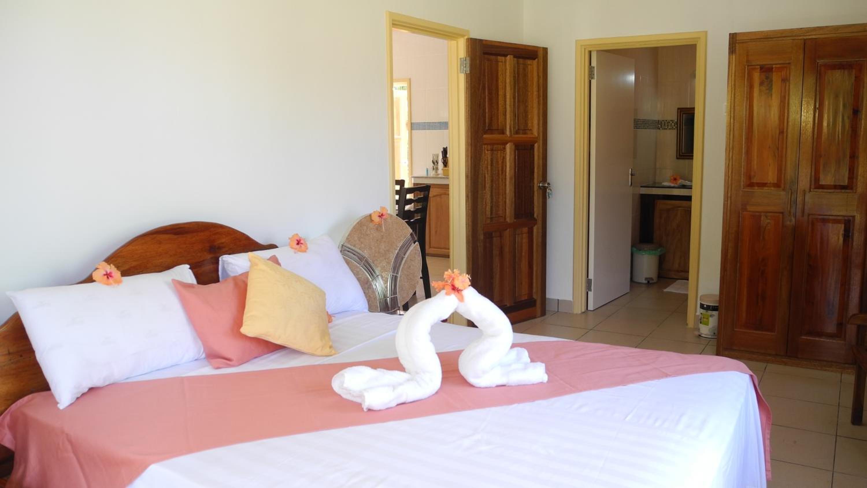 Two-Bedroom House - Photo 14