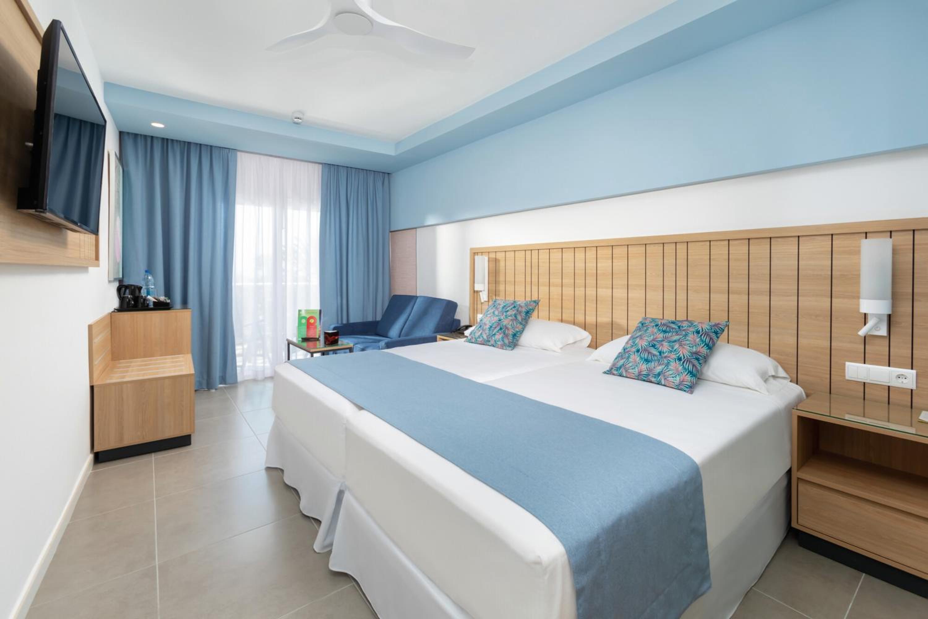 Double Room with Balcony - Photo 3