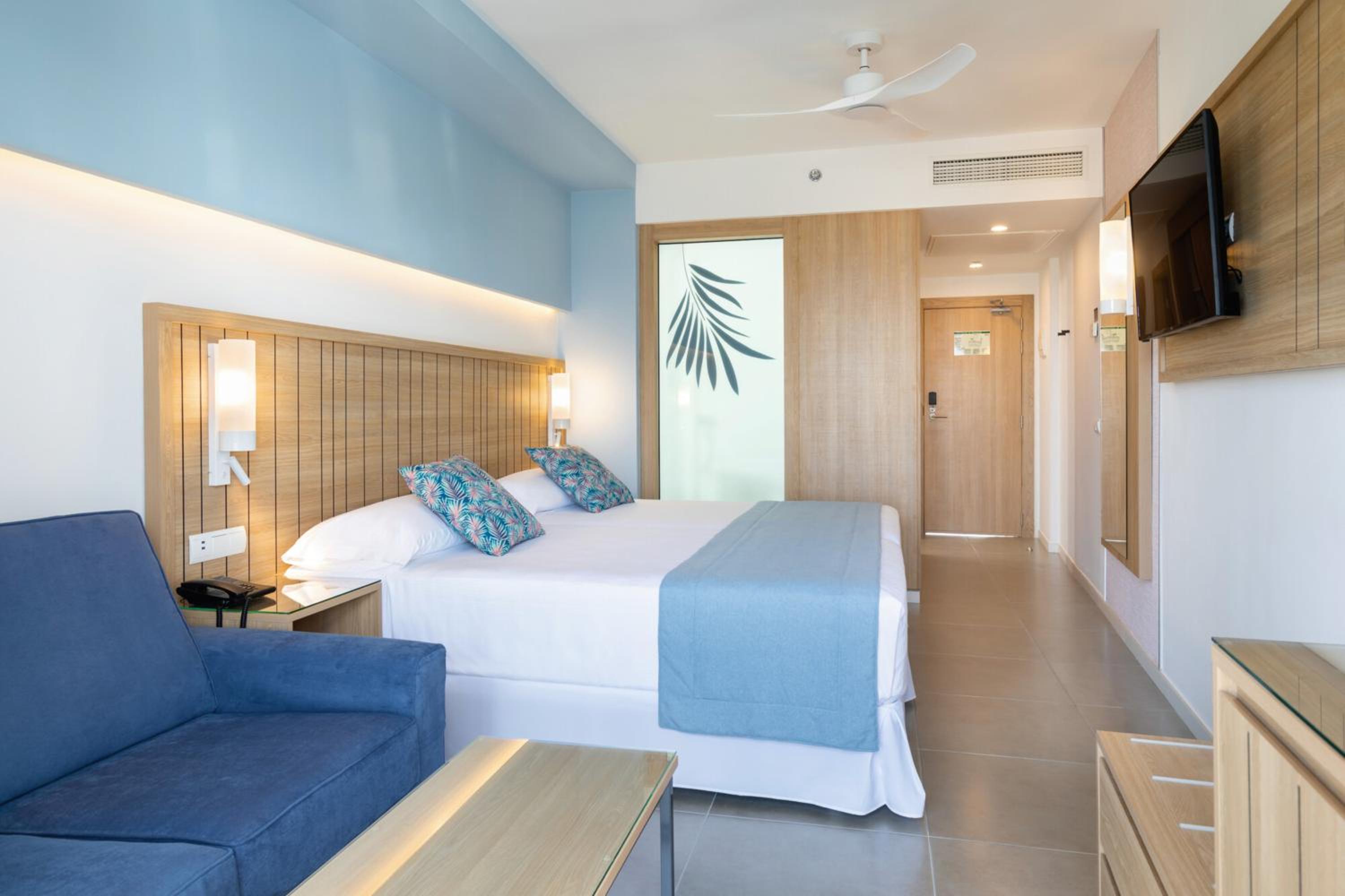 Double Room with Balcony and Sea View - Photo 4