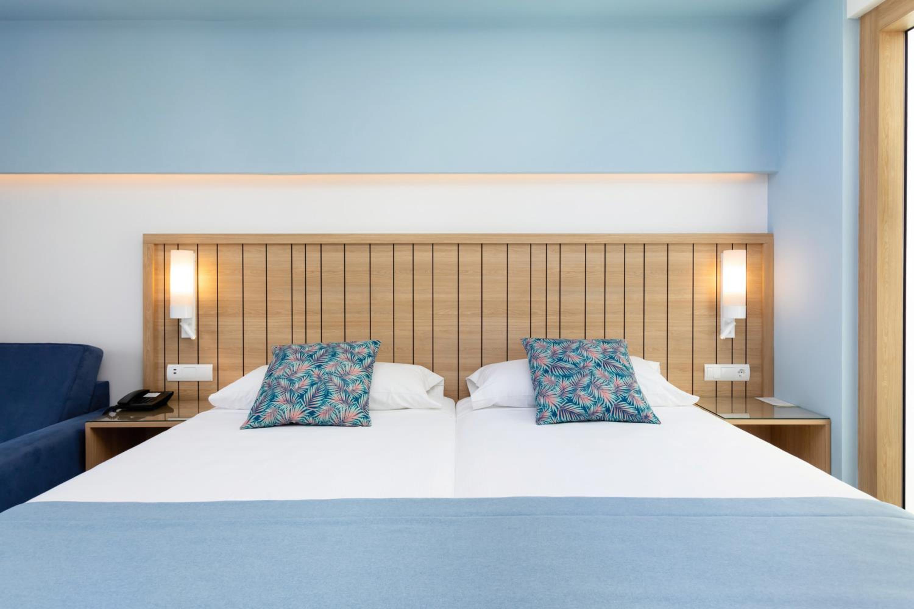 Double Room with Balcony and Sea View - Photo 5