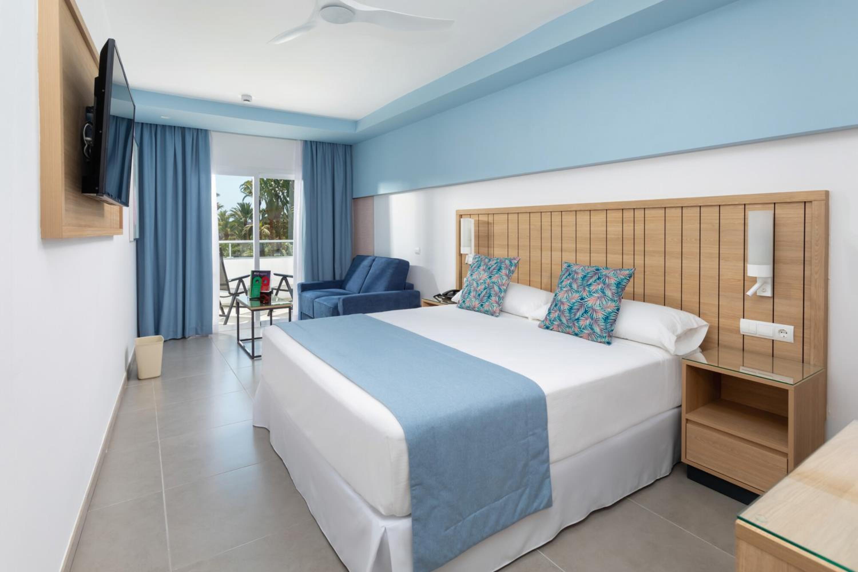 Large Double Room with Balcony - Photo 1