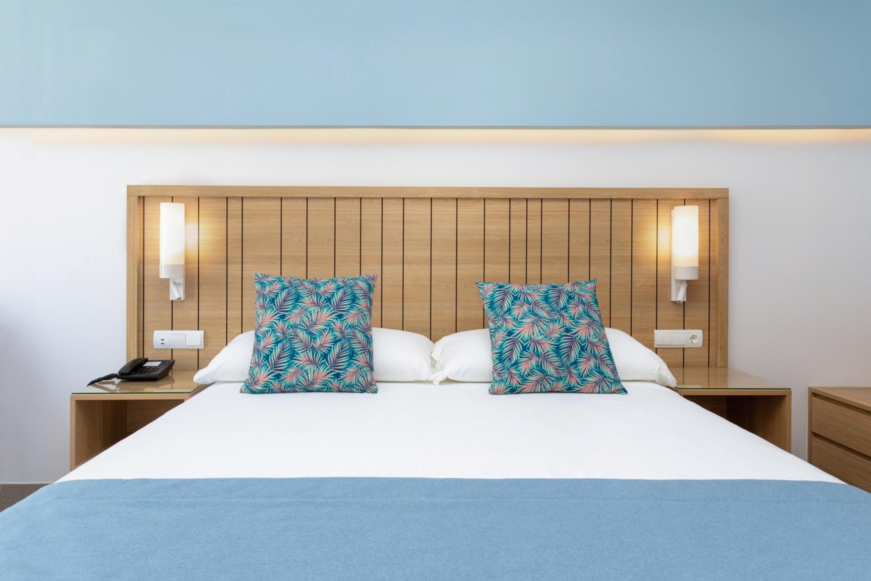 Large Double Room with Balcony - Photo 5