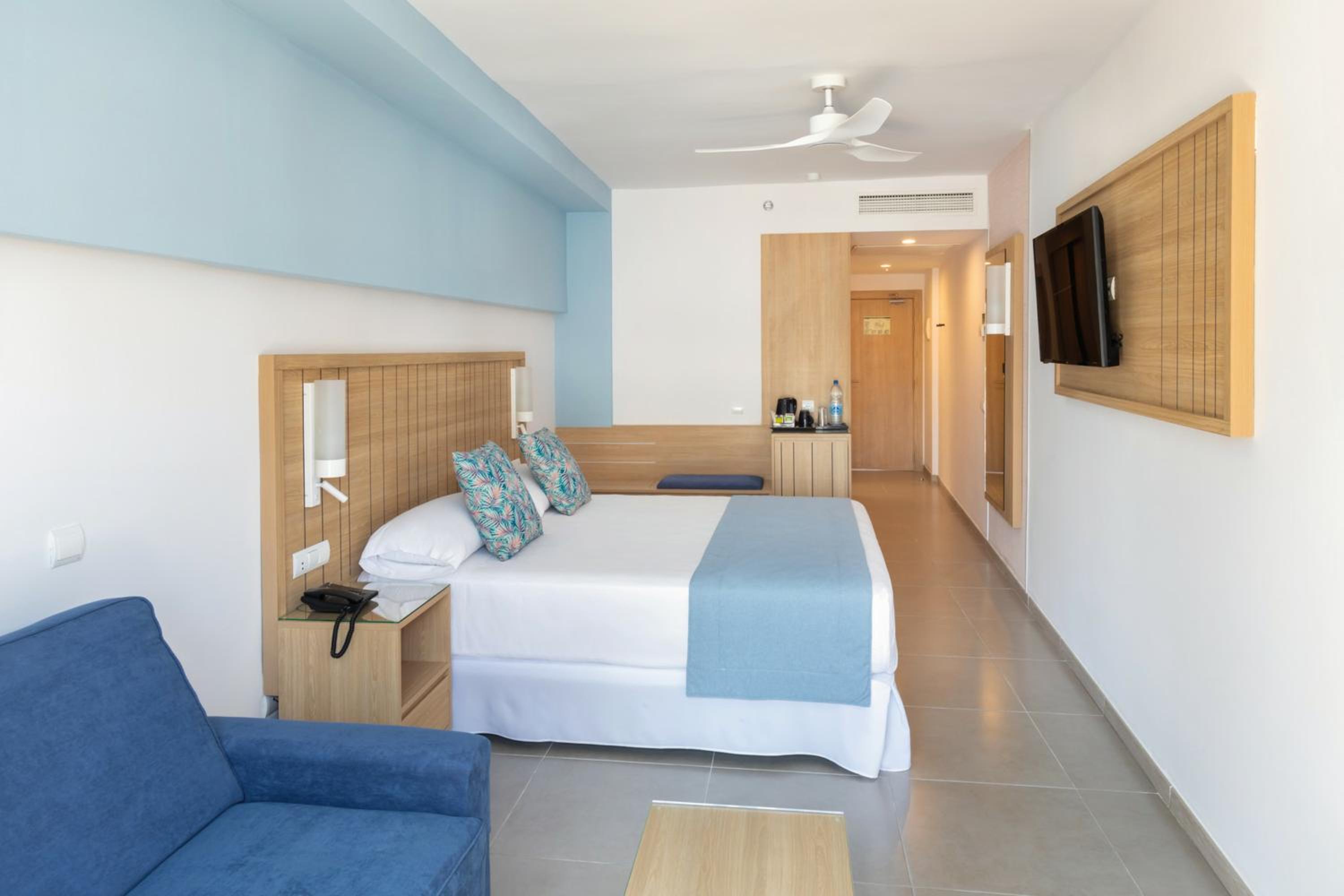 Large Double Room with Balcony - Photo 2