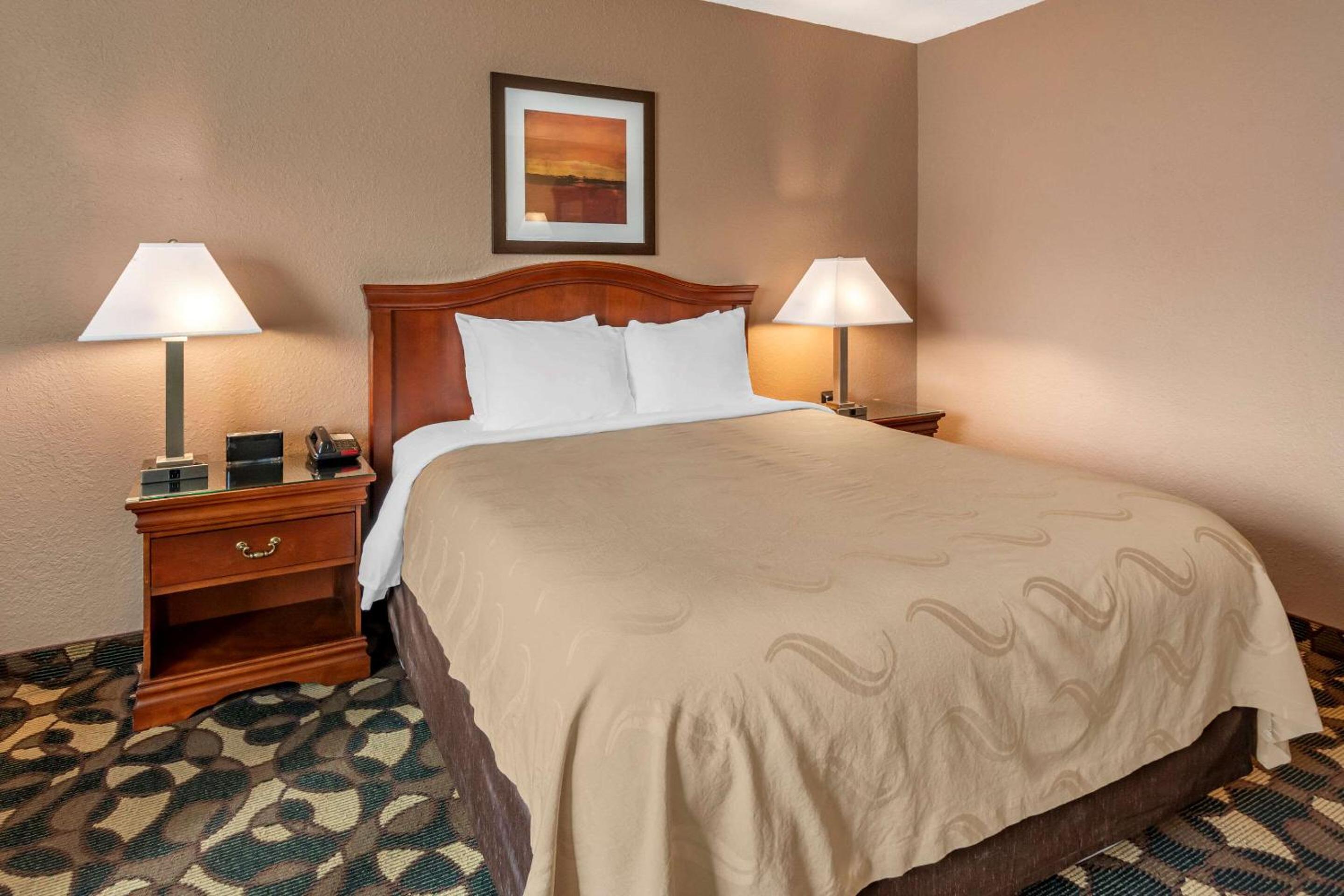 Queen Room - Accessible/Non-Smoking photo 2