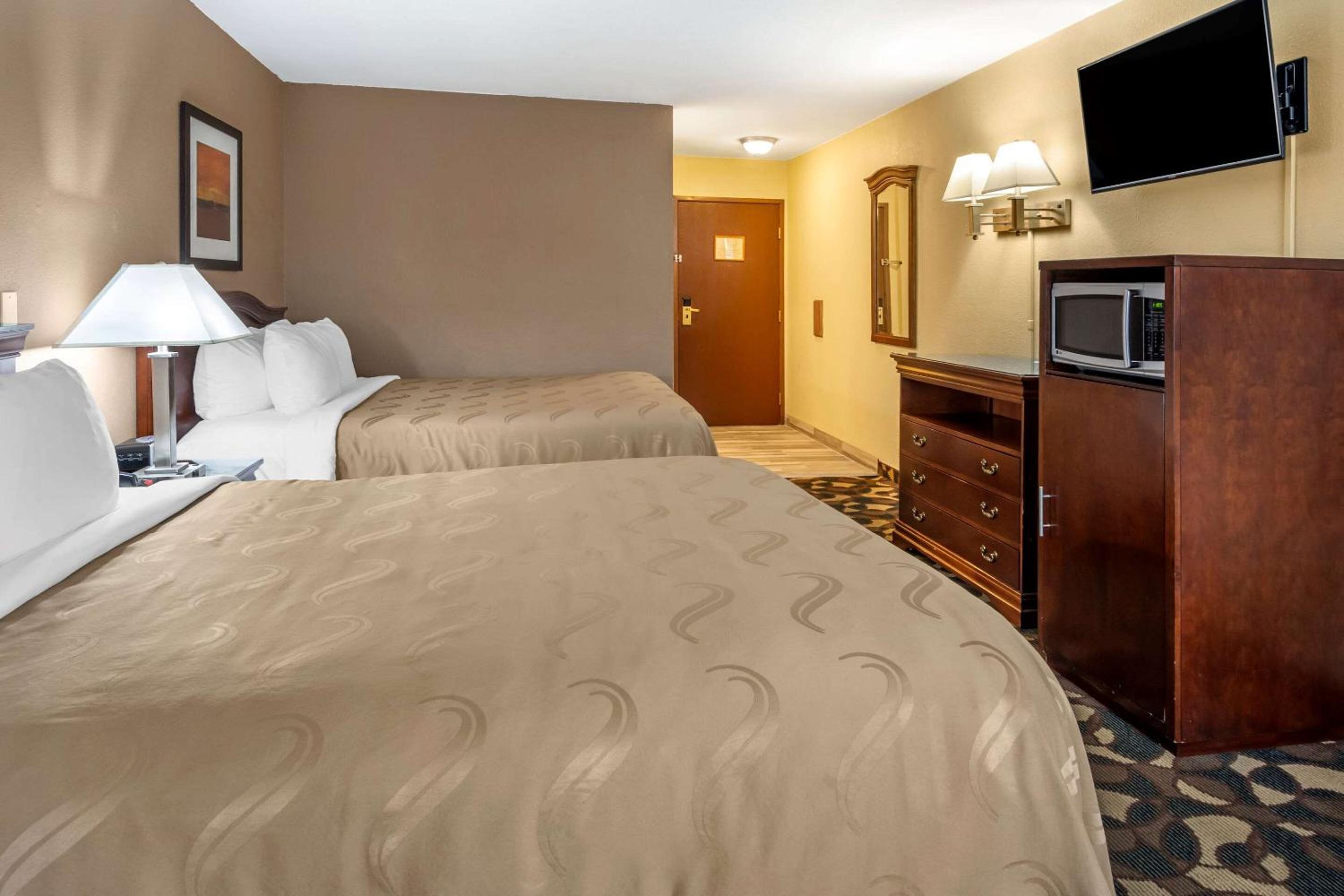 Queen Room with Two Queen Beds - Non-Smoking photo 2