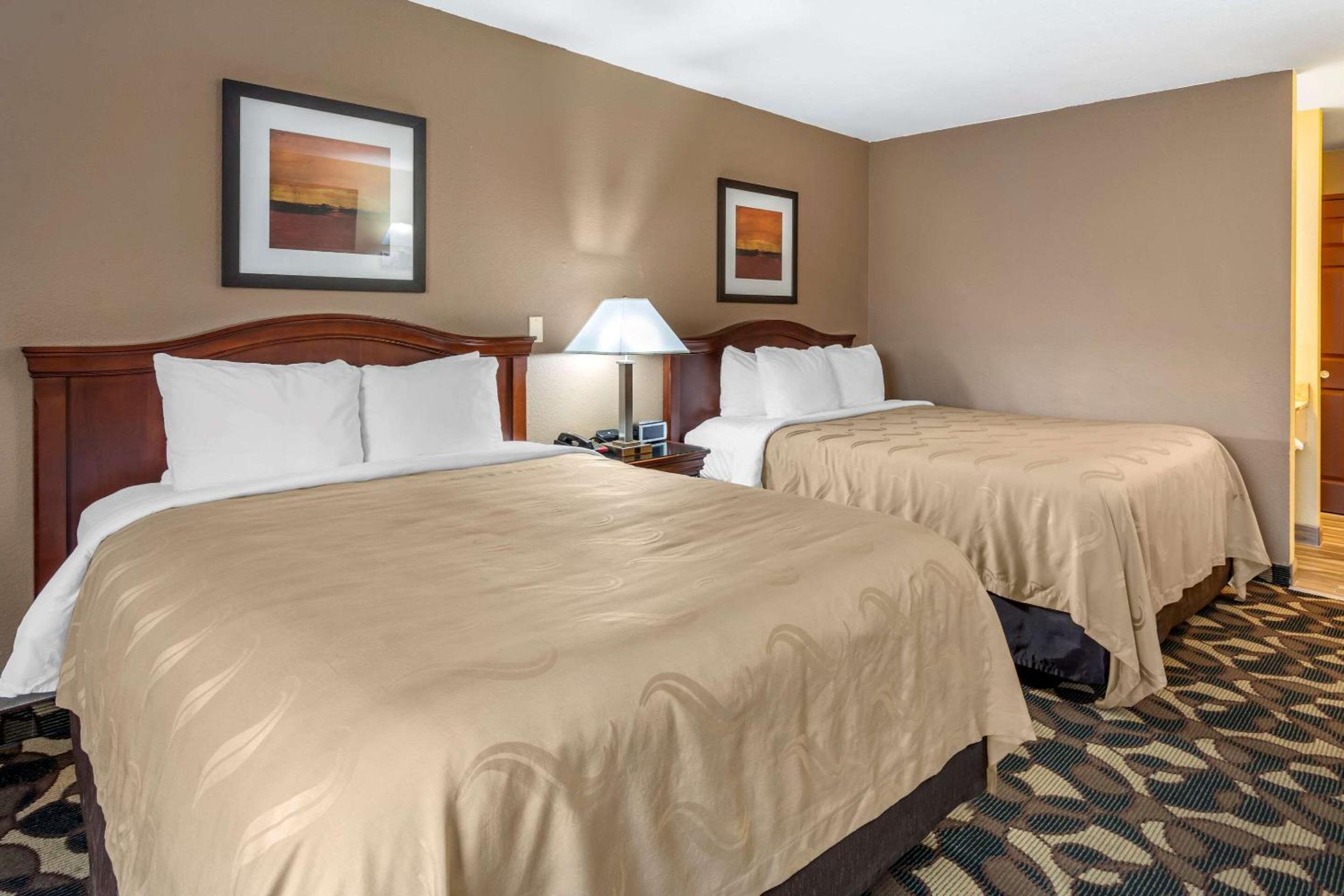 Queen Room with Two Queen Beds - Non-Smoking photo 3