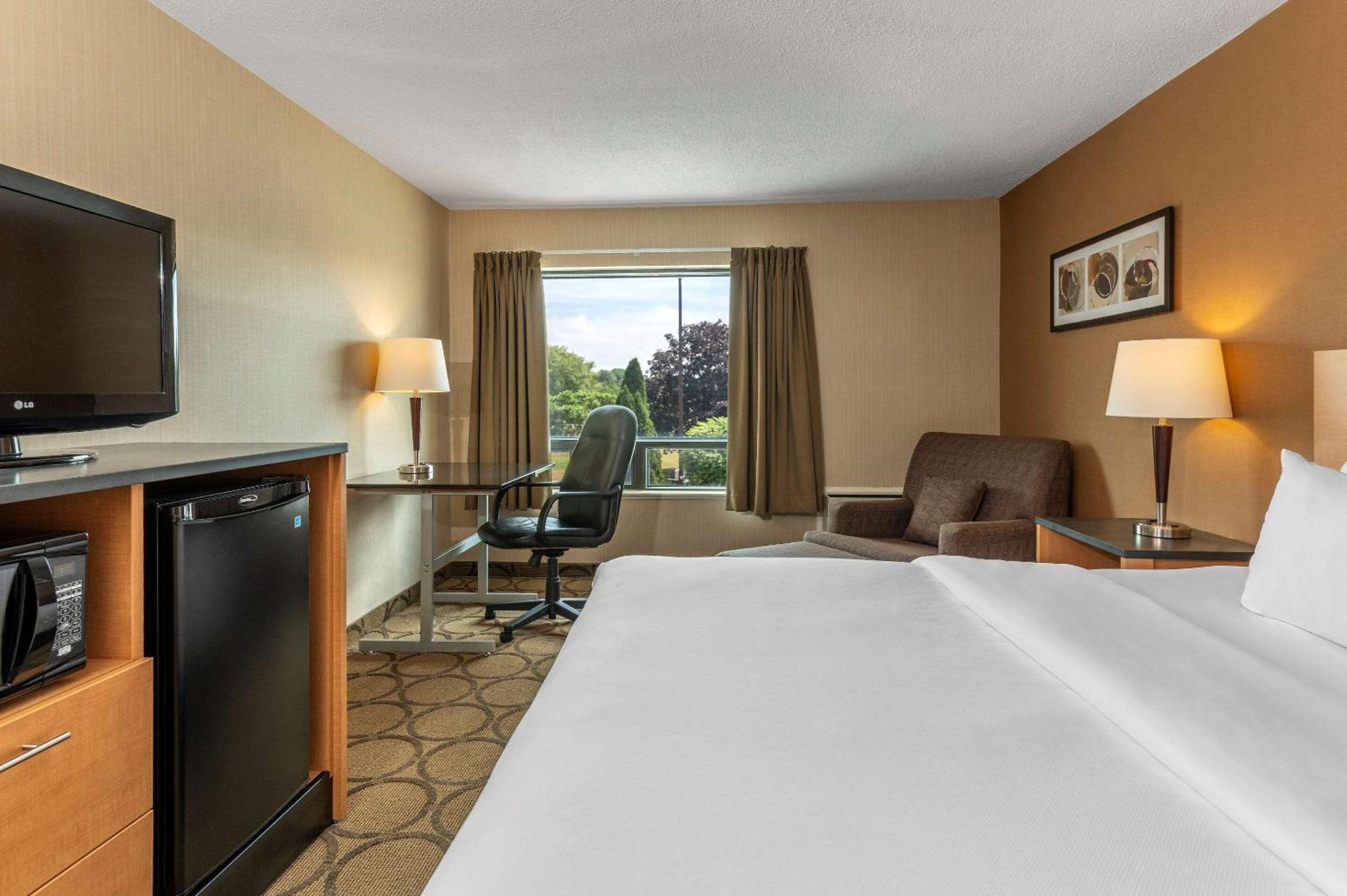Deluxe King Room with Sofa Bed - Second Floor - Photo 3