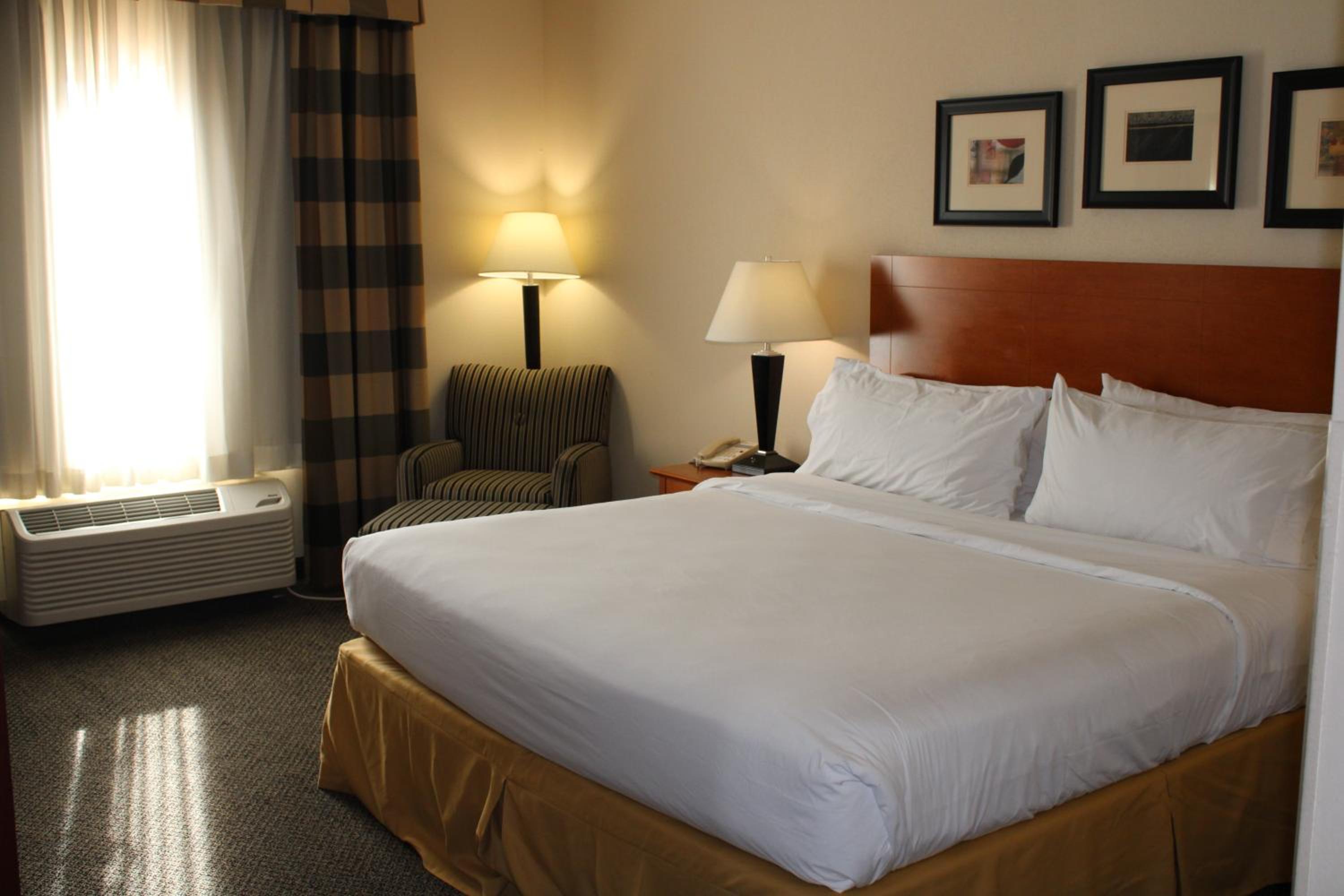 Standard King Room - Photo 5