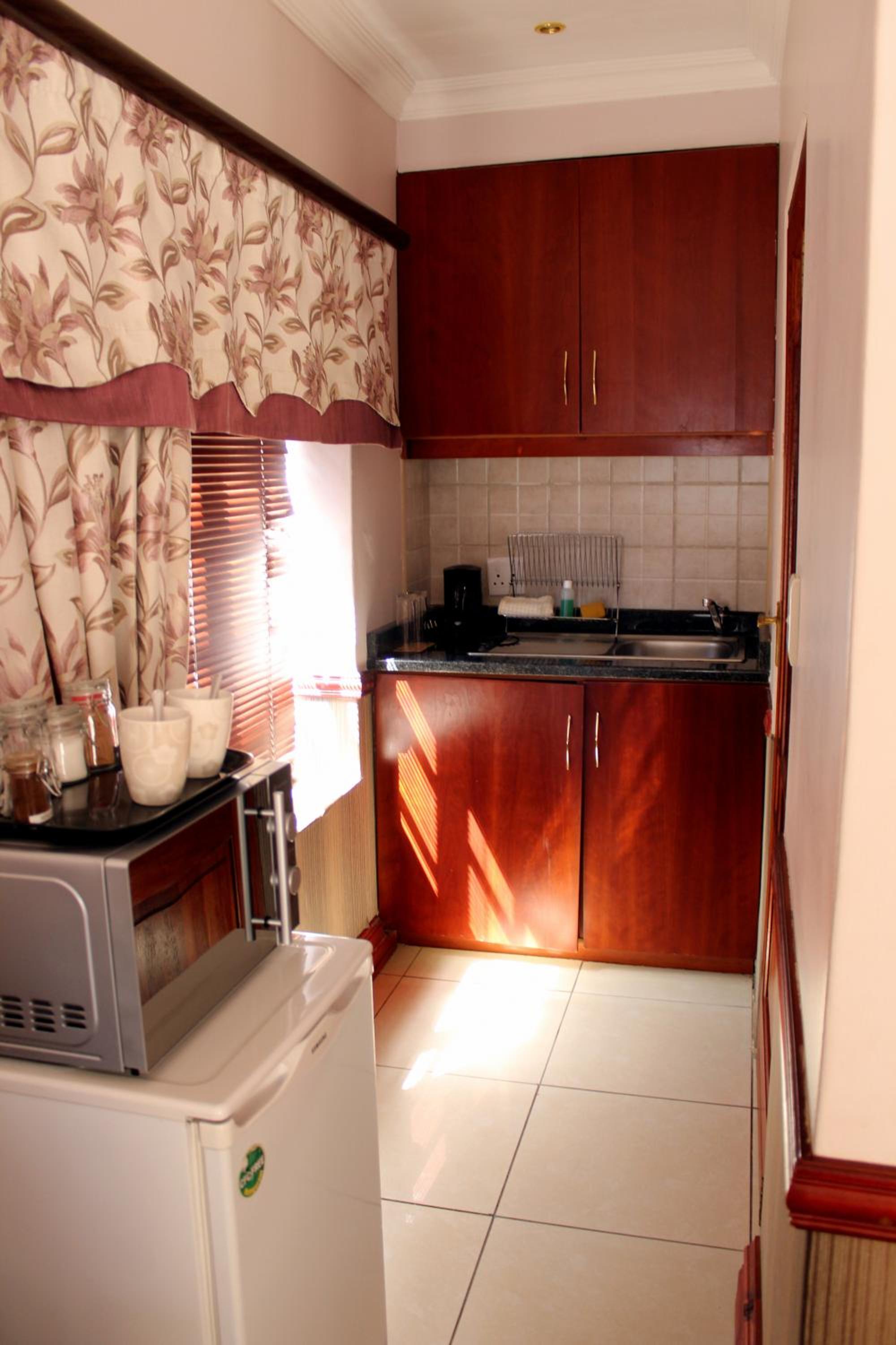 Standard King Room - Photo 9