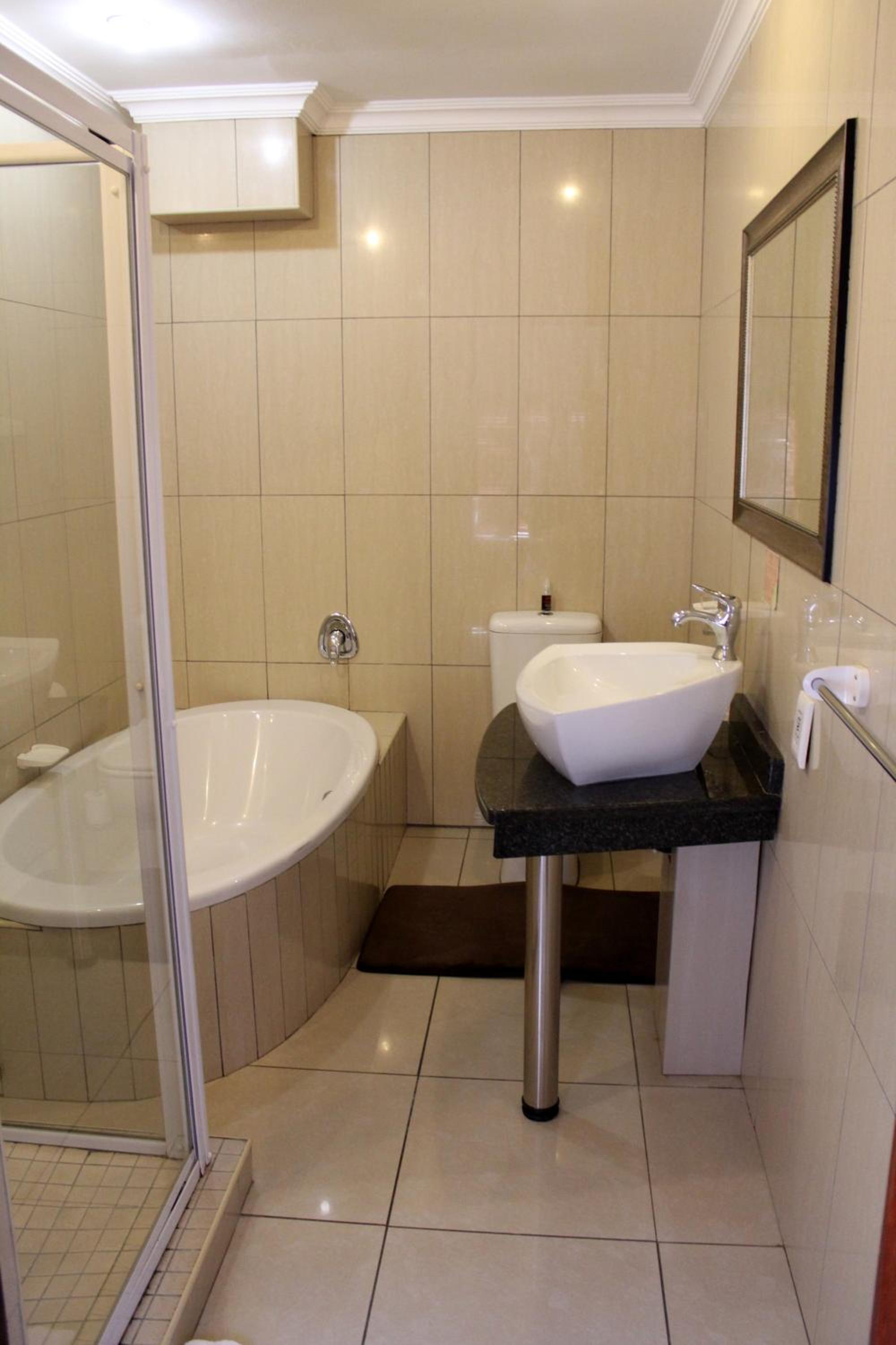 Standard King Room - Photo 12