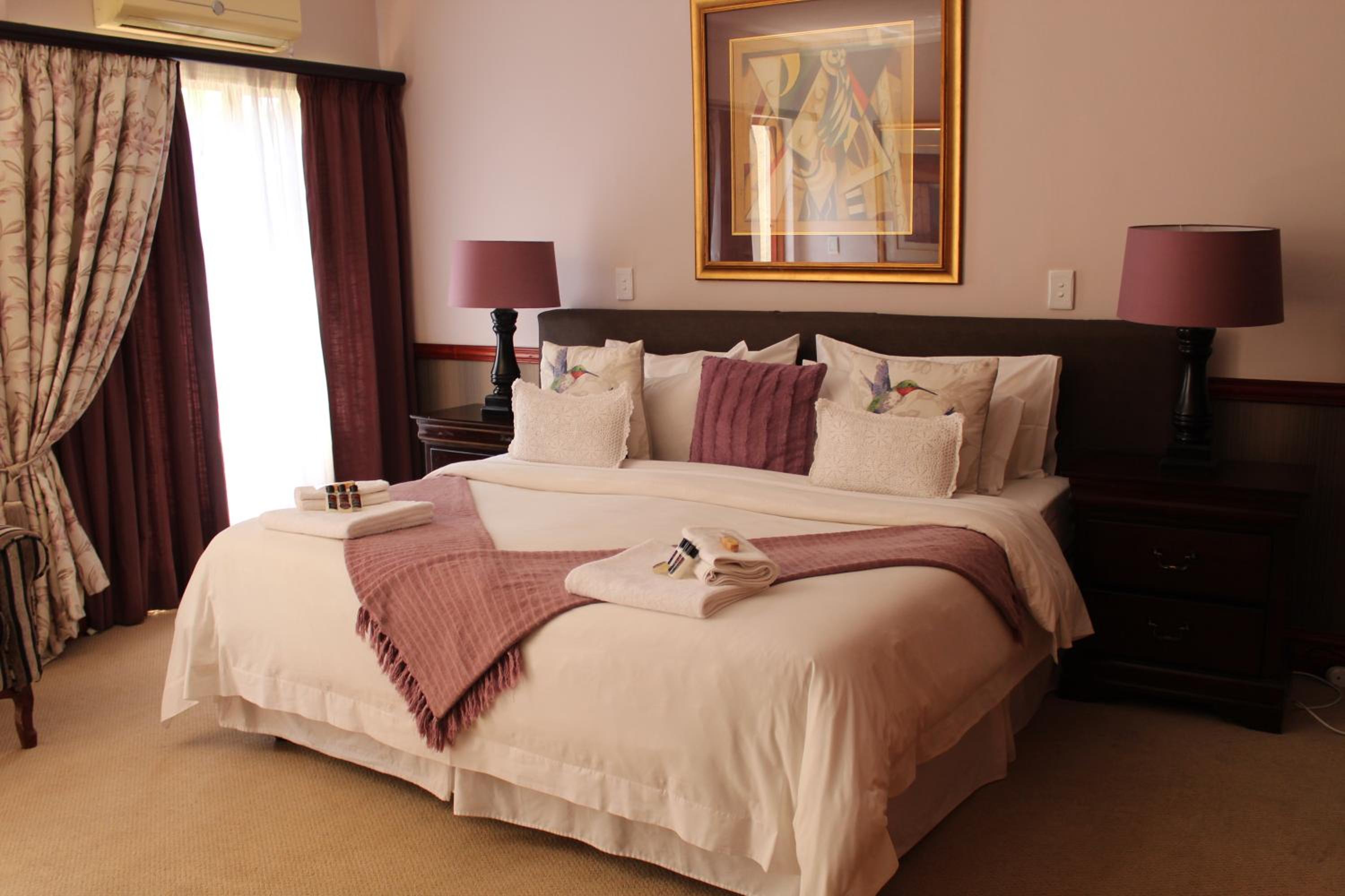 Standard King Room - Photo 11