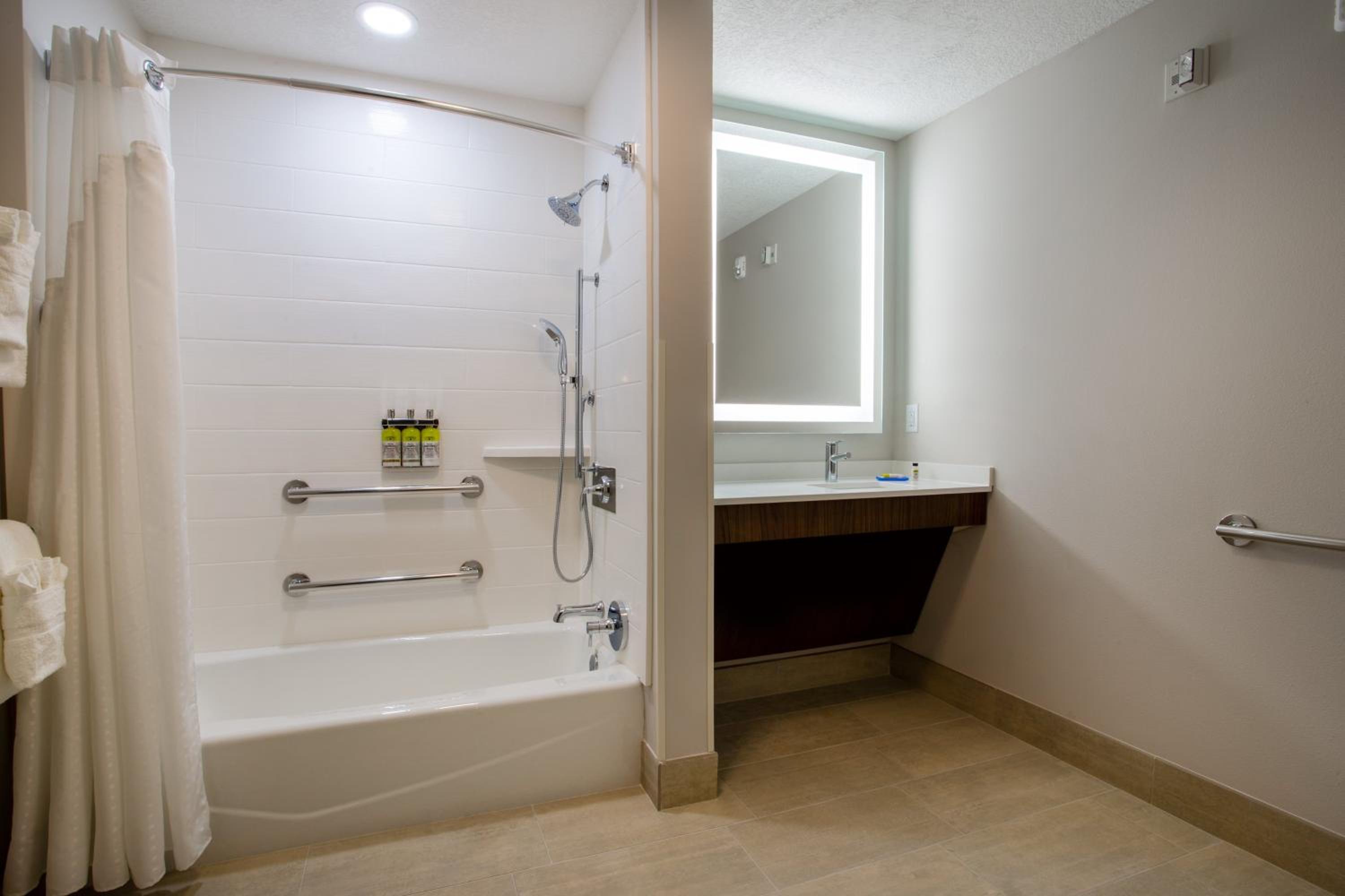 Standard Queen Room with Two Queen Beds and Mobility Accessible Tub - Photo 3