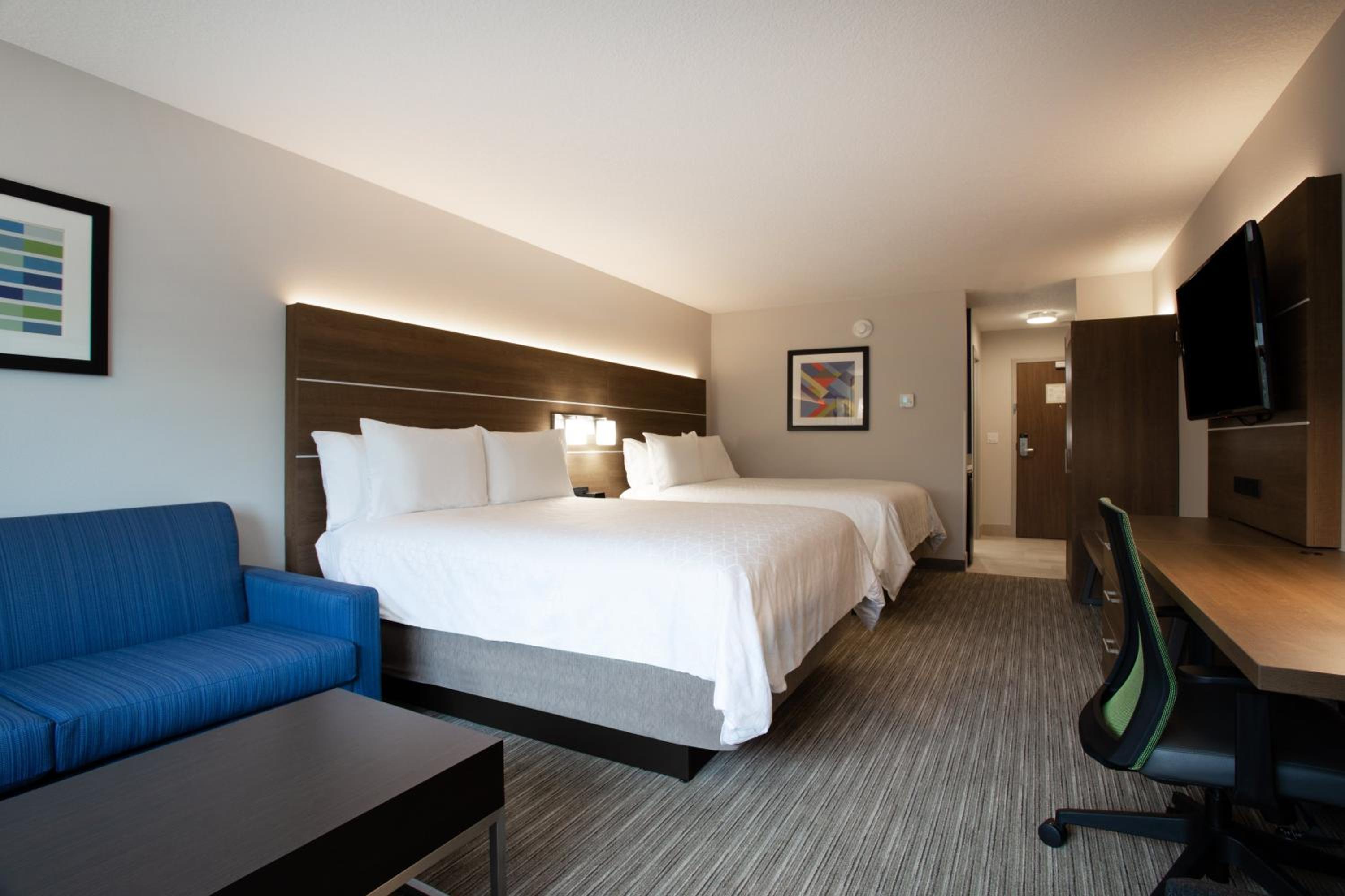 Queen Suite with Two Queen Beds - Photo 3