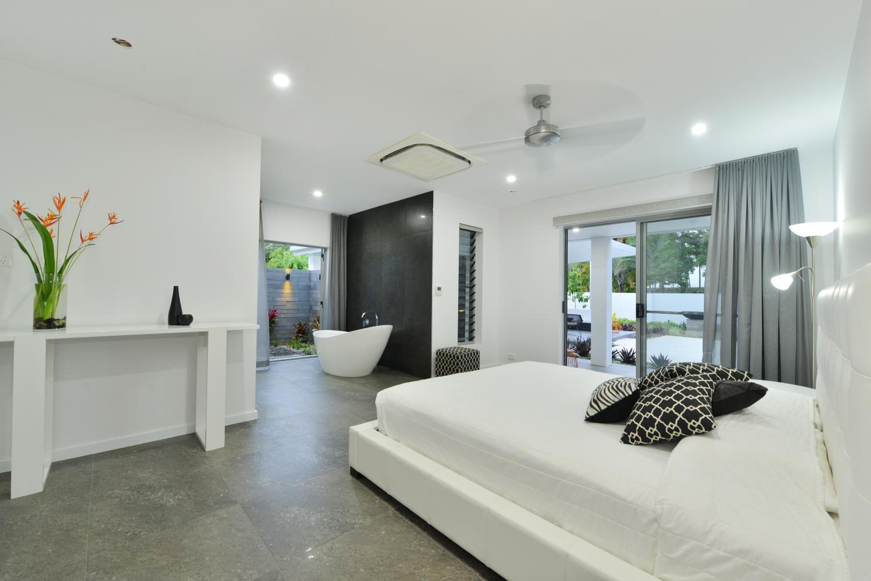 Three-Bedroom House photo 3