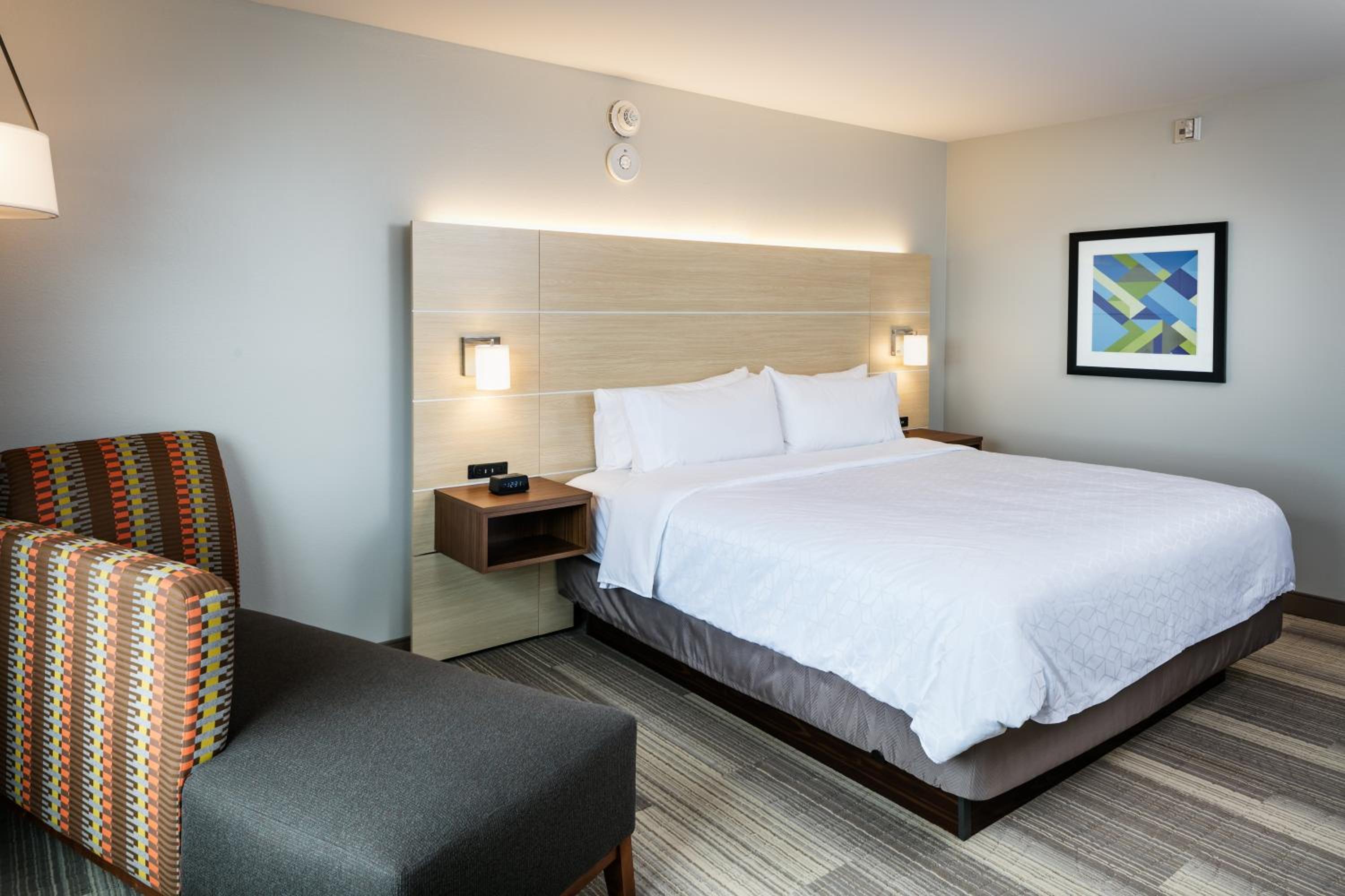 Standard King Room - Photo 7