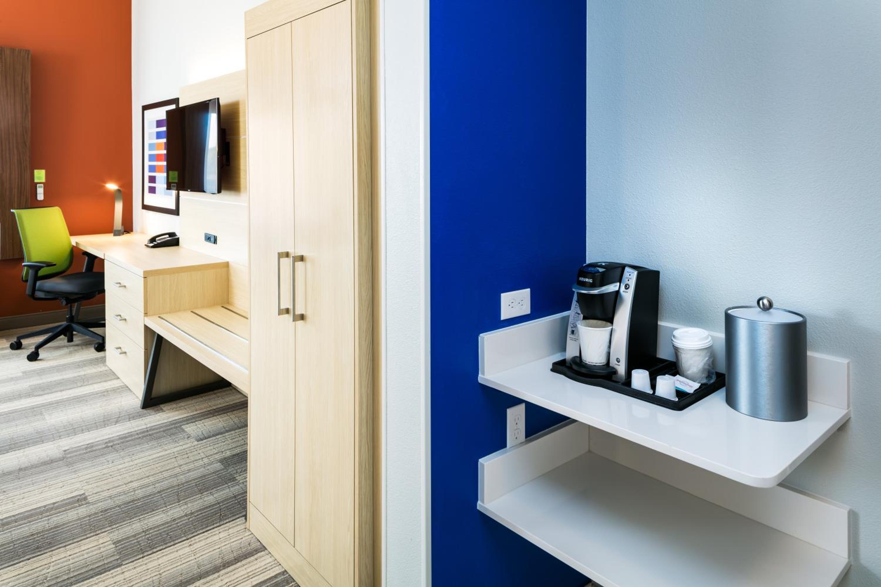 Standard King Room - Communications Accessible - Photo 3