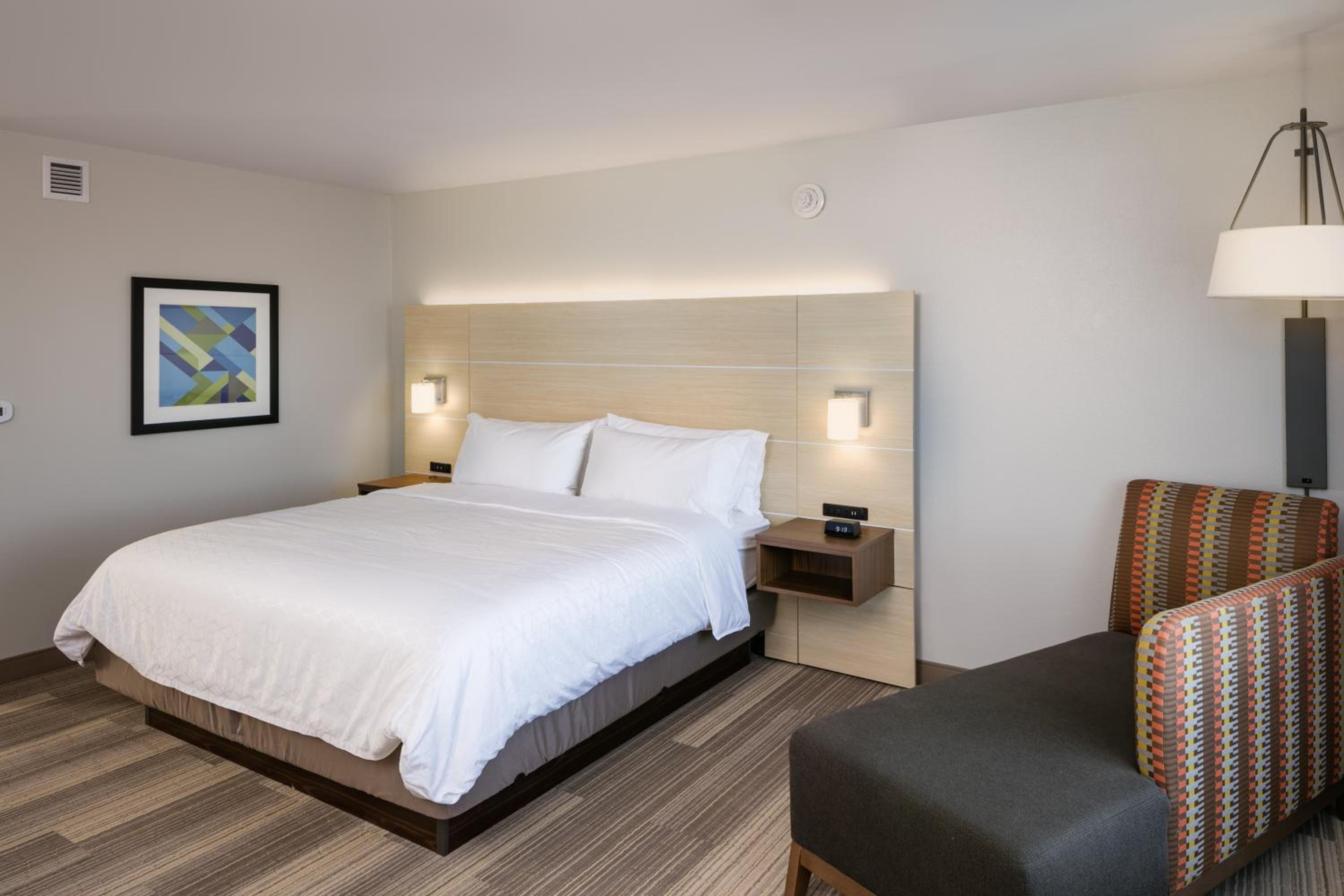 Standard King Room - Photo 6