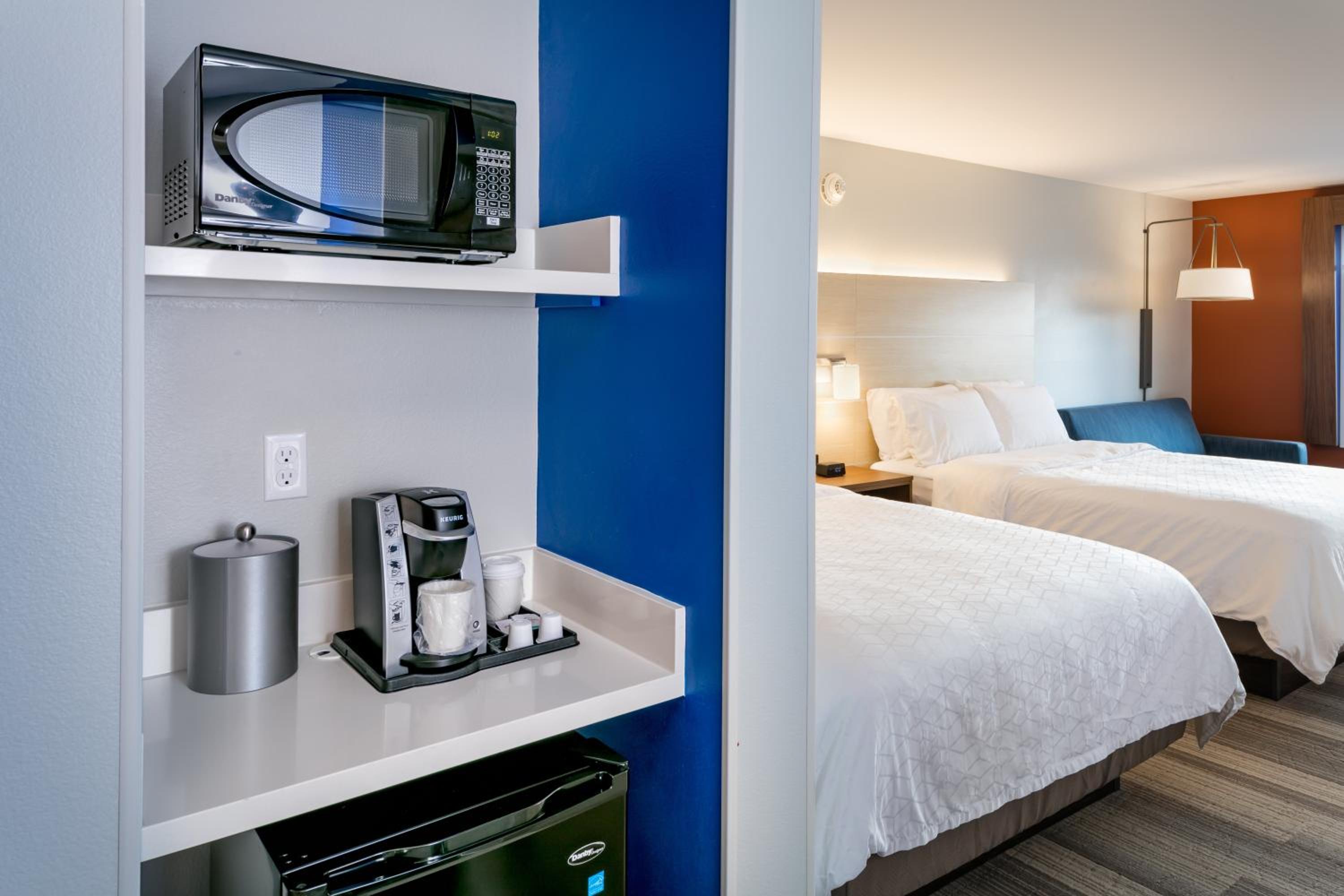 Queen Suite with Two Queen Beds - Photo 2