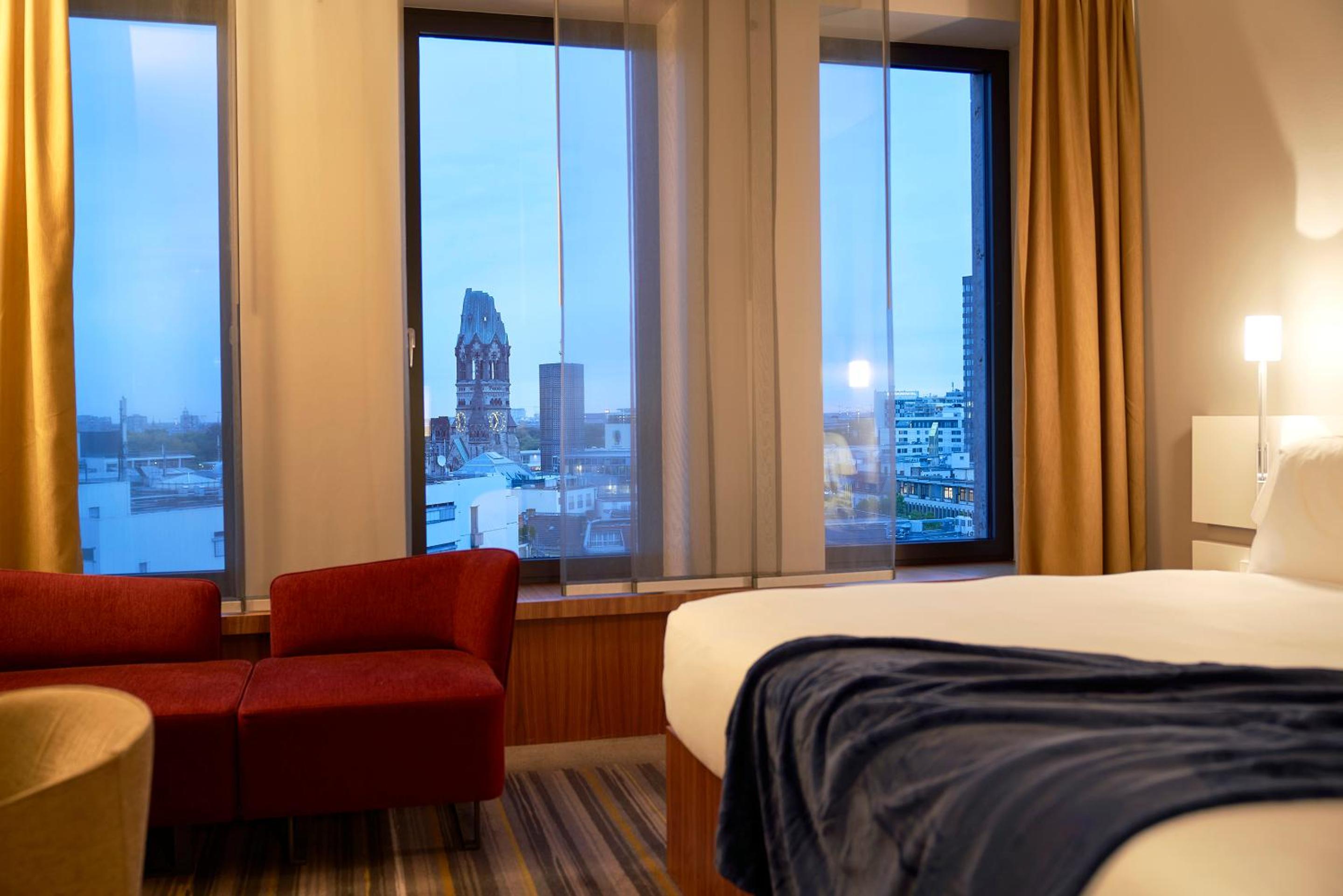 Deluxe Room with Kingsize Bed - Photo 14