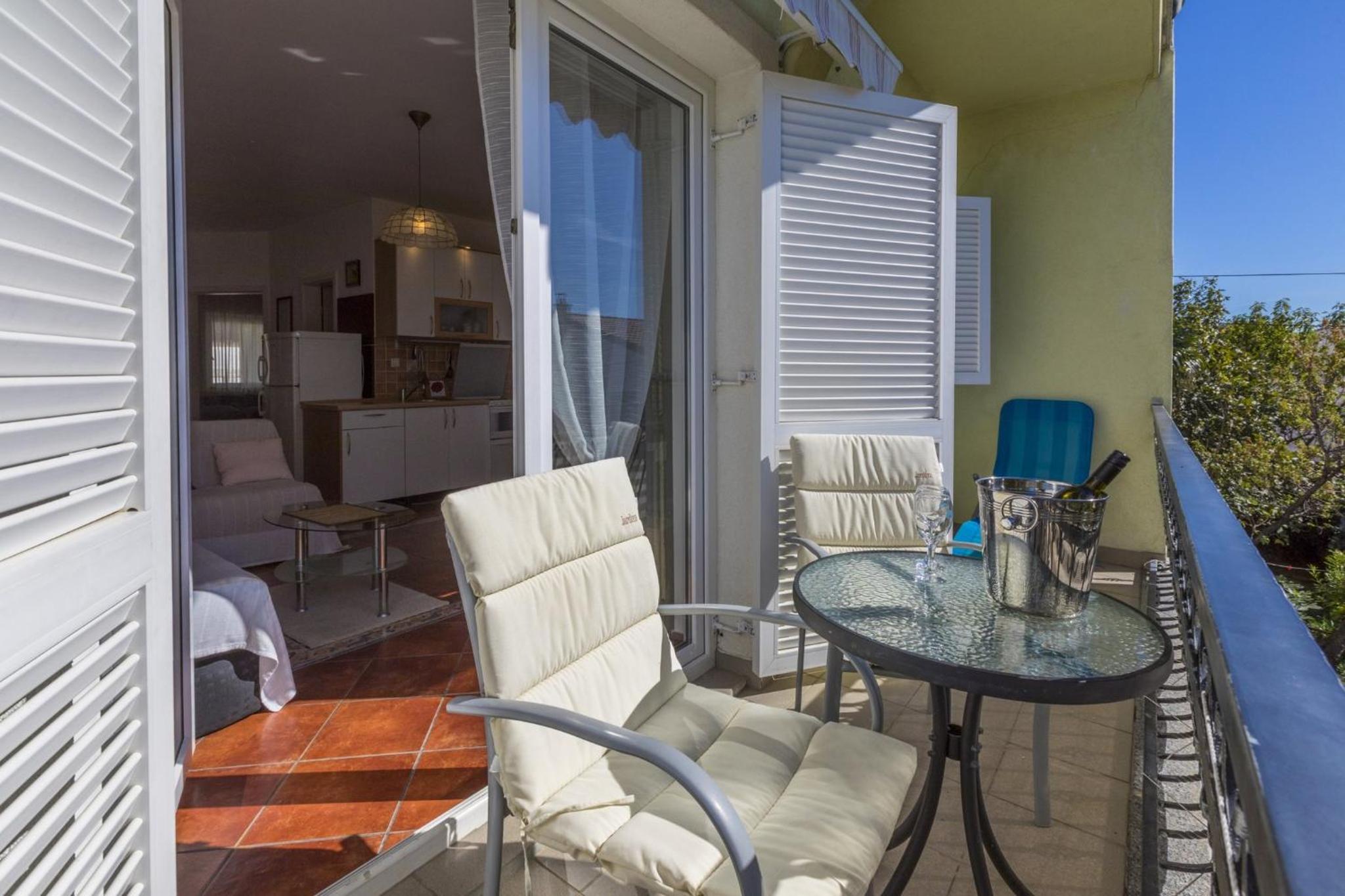 Apartment with Balcony photo 3