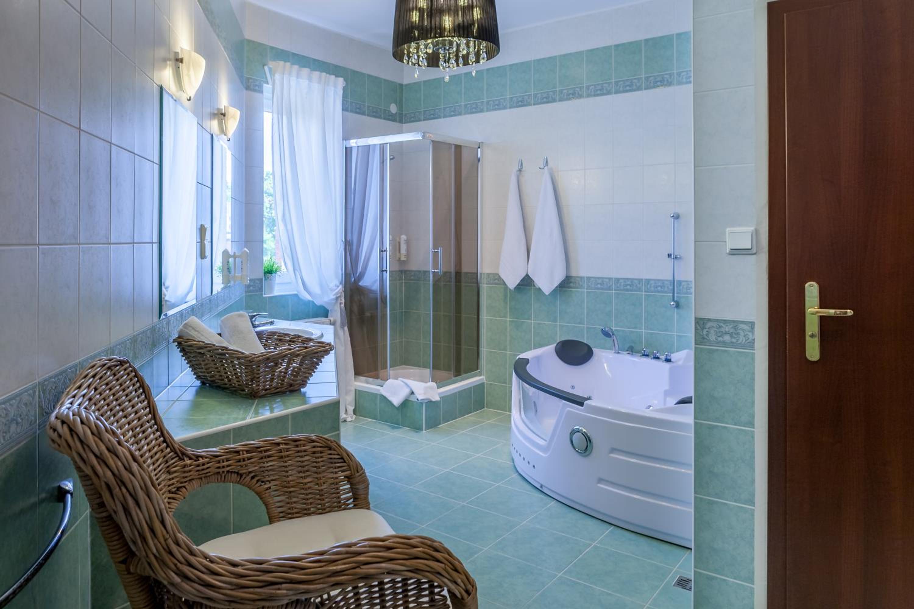 Deluxe Suite with Spa Bath - Photo 5