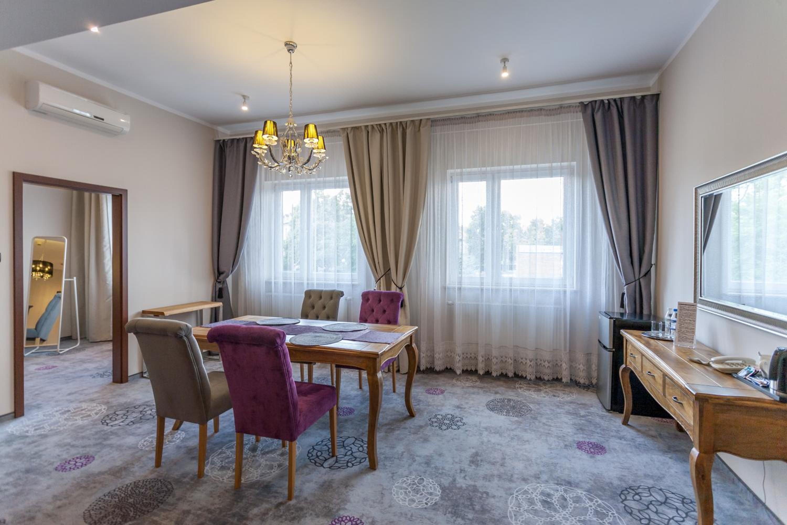 Deluxe Suite with Spa Bath - Photo 4