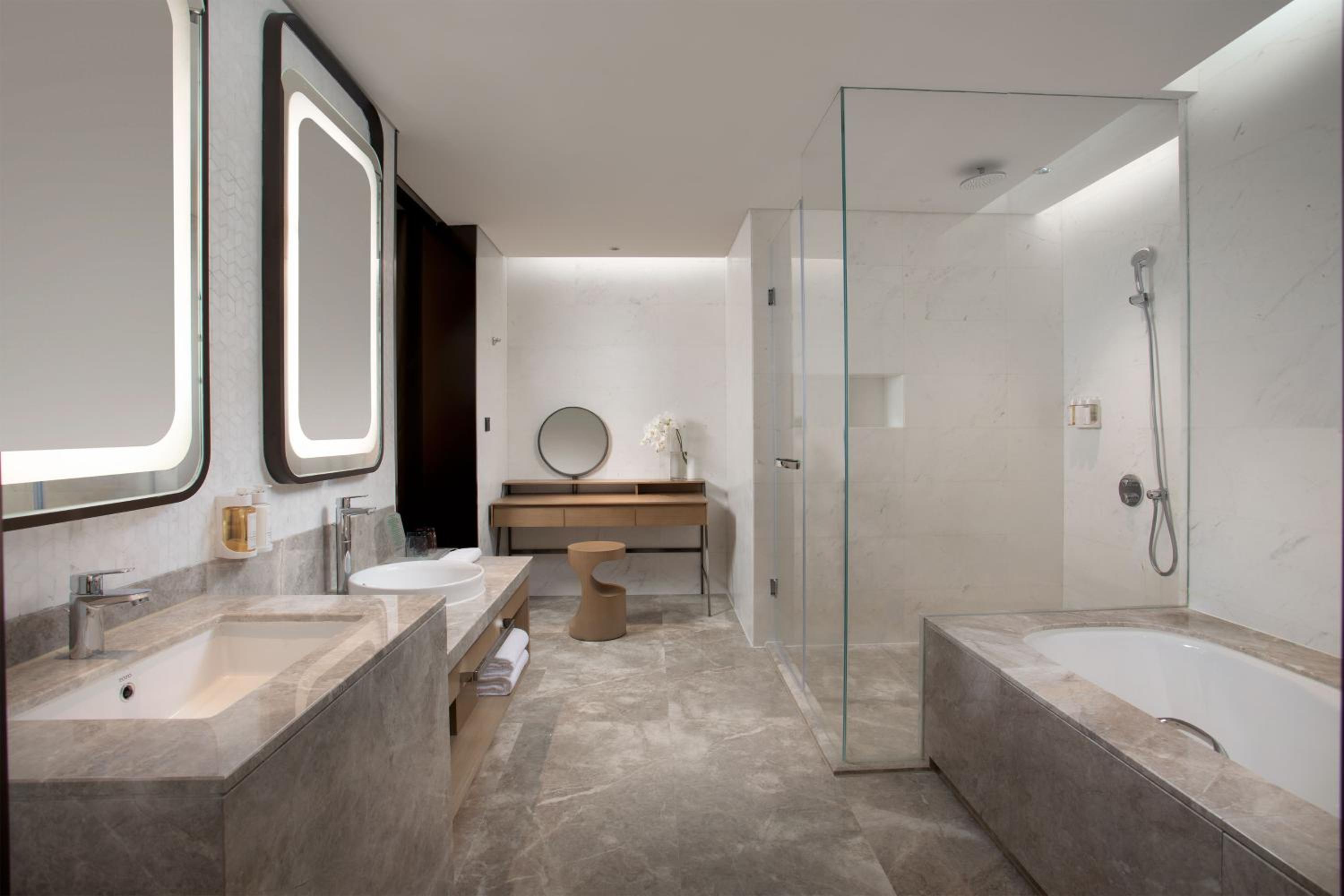 One-Bedroom Suite - Photo 3