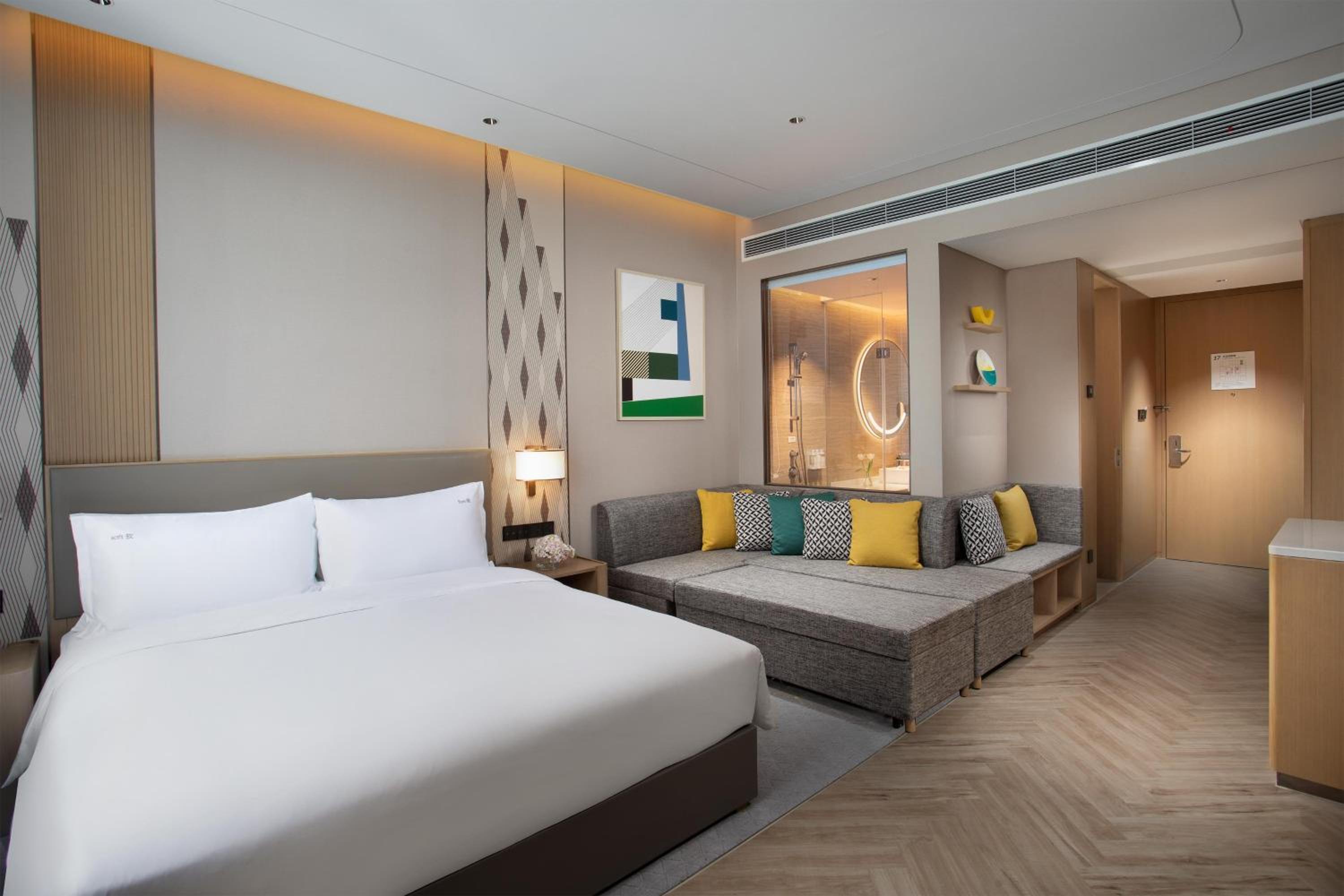 Premium King Room with Sofa Bed - Photo 2