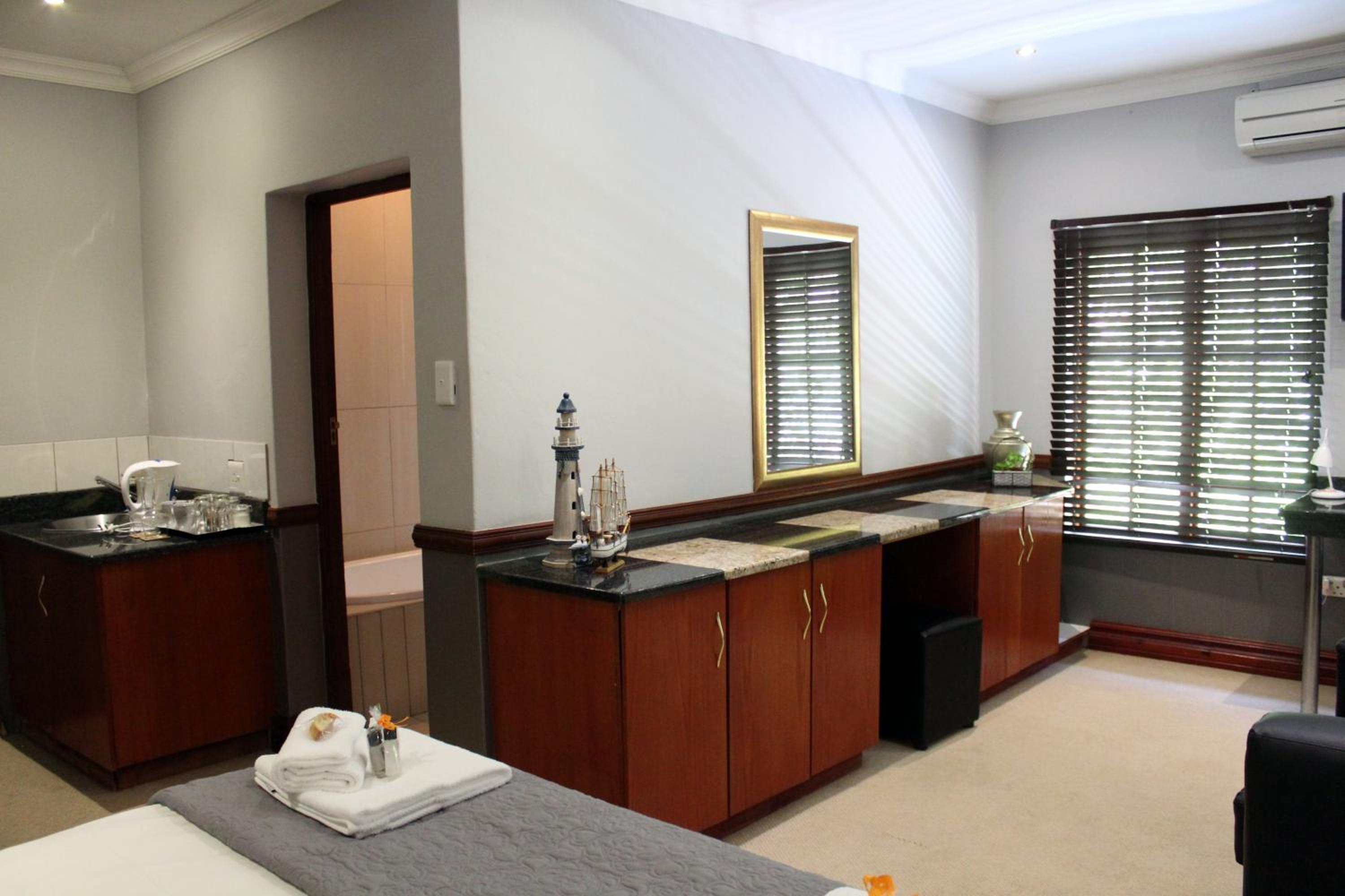 Queen Room - Photo 8
