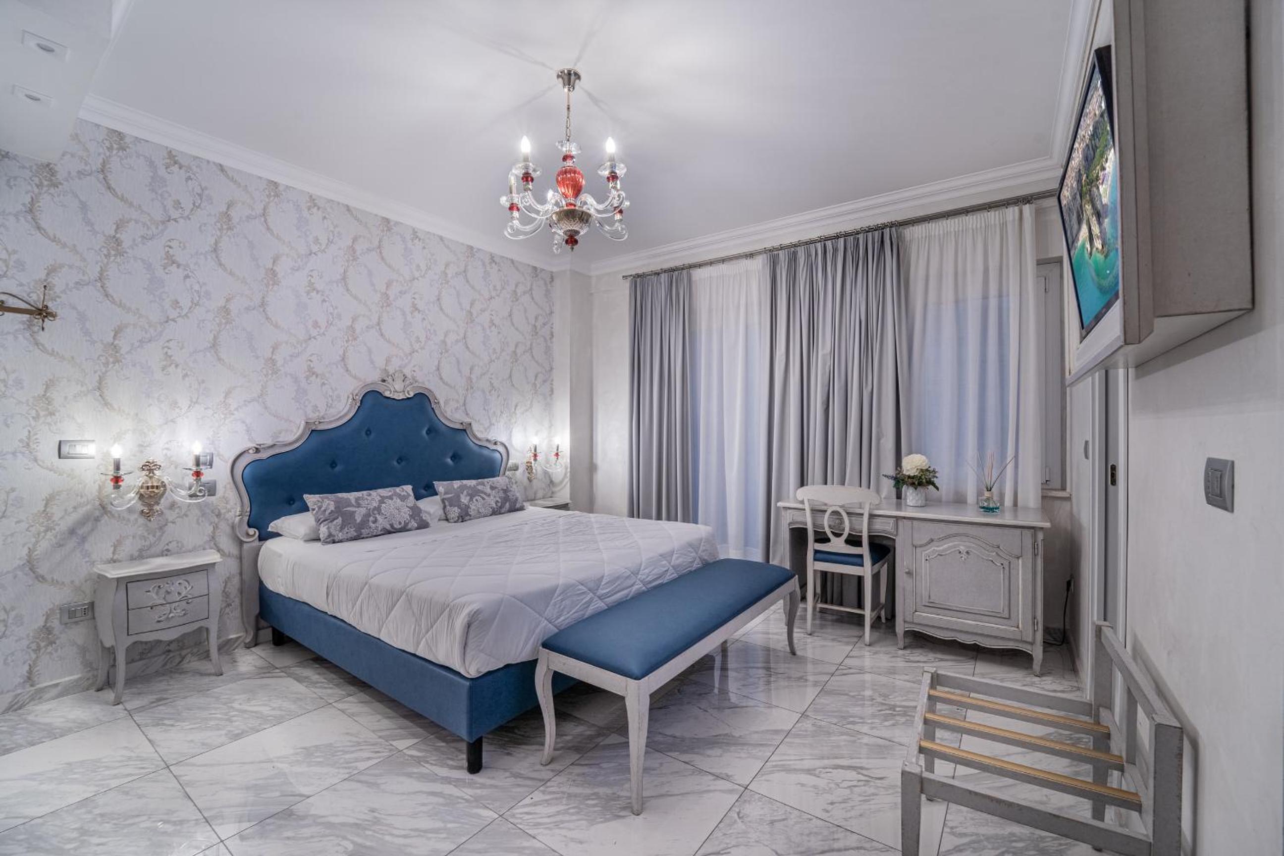 Deluxe Double Room with Balcony photo 2