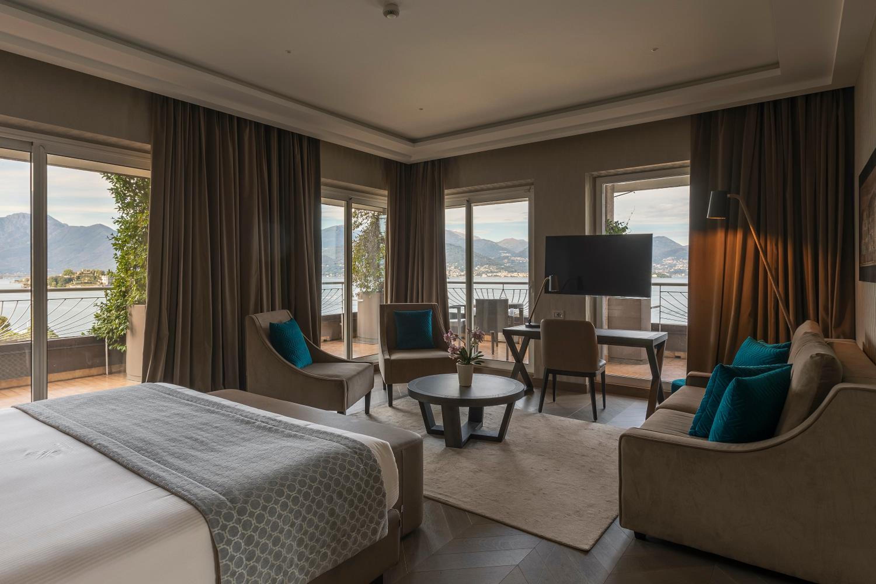 Corner Junior Suite with lake view