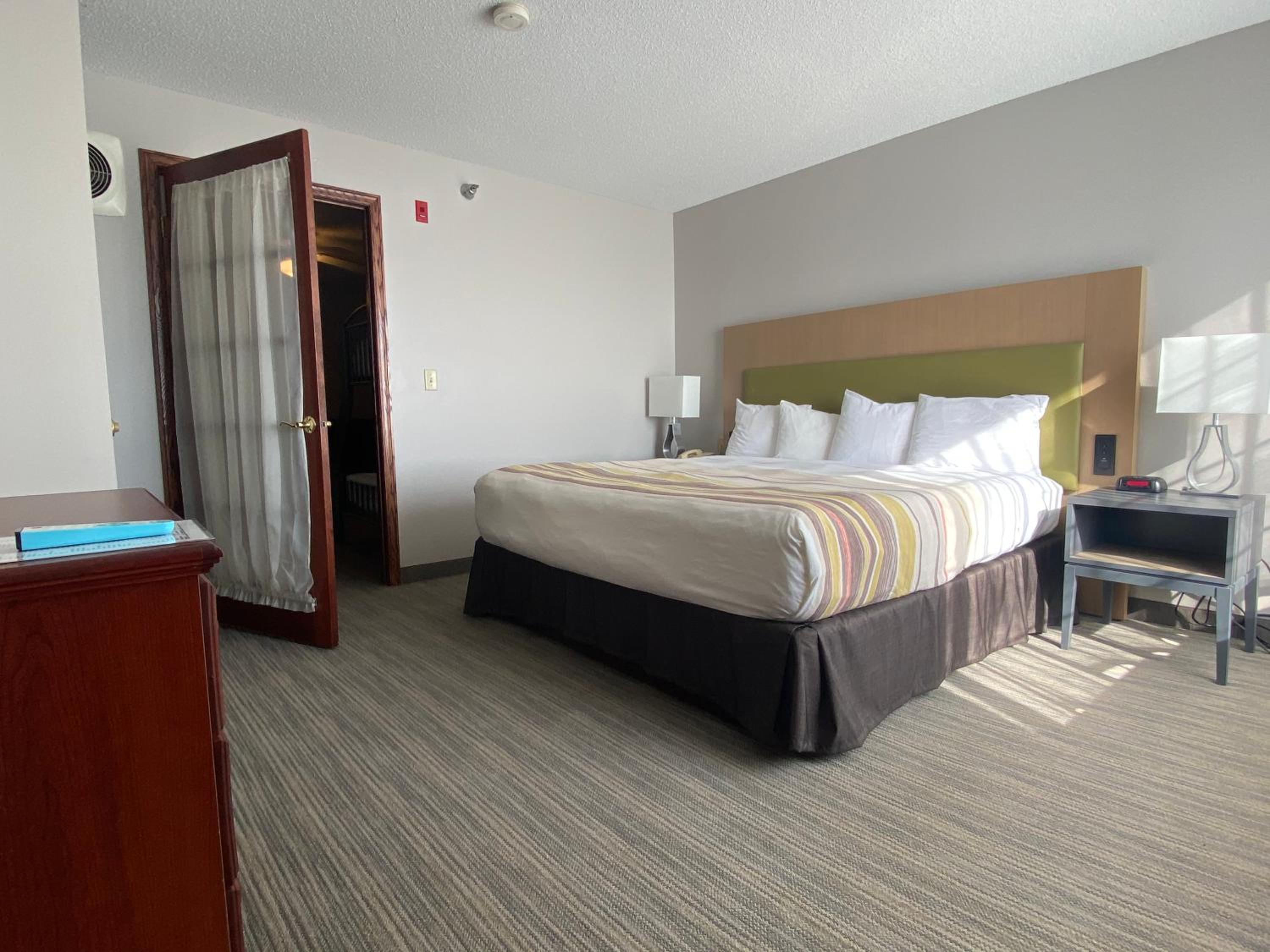 Premium King Suite with Bunk Beds - Non-Smoking - Photo 3