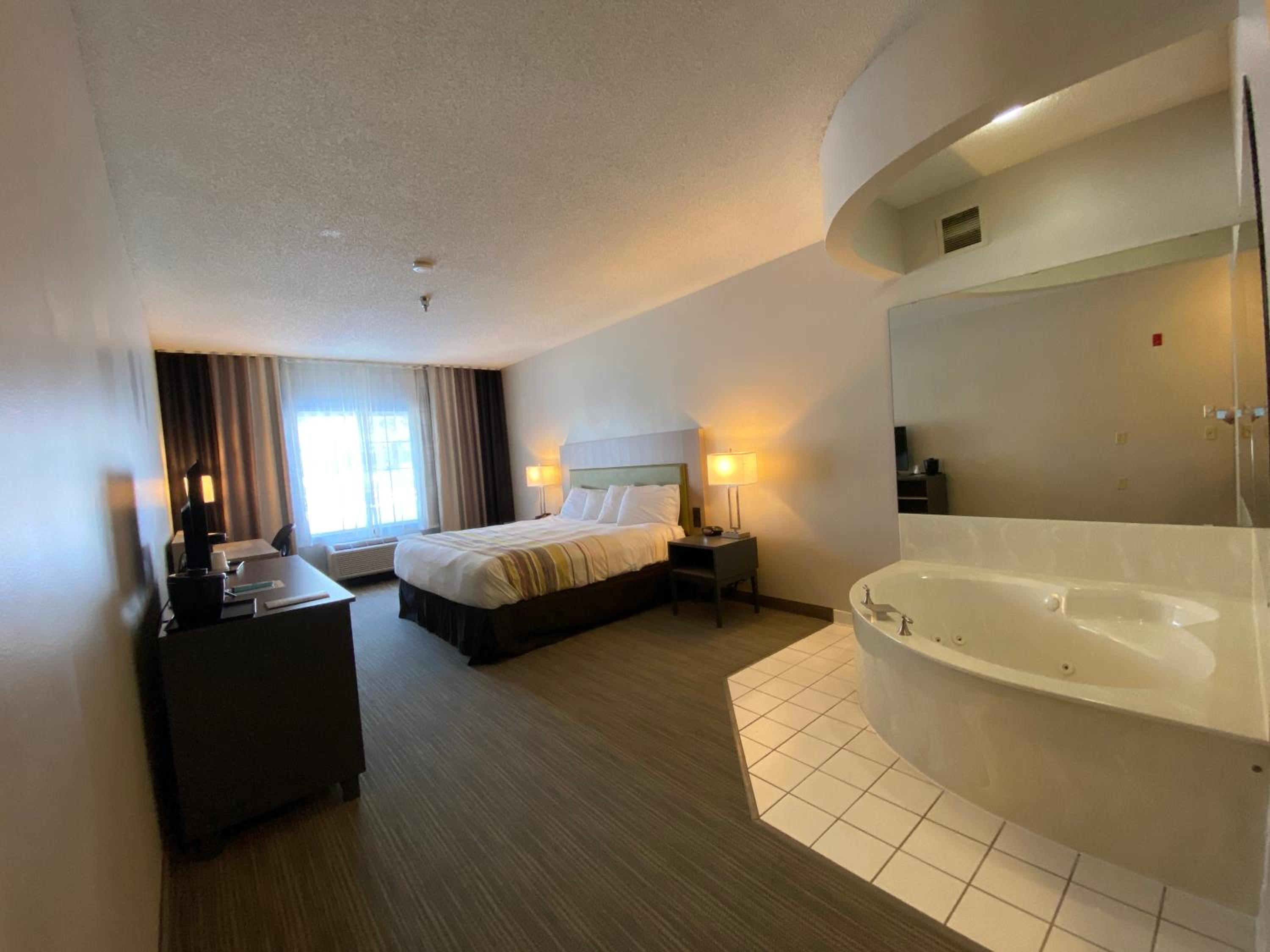 King Suite with Spa Bath - Non-Smoking - Photo 1
