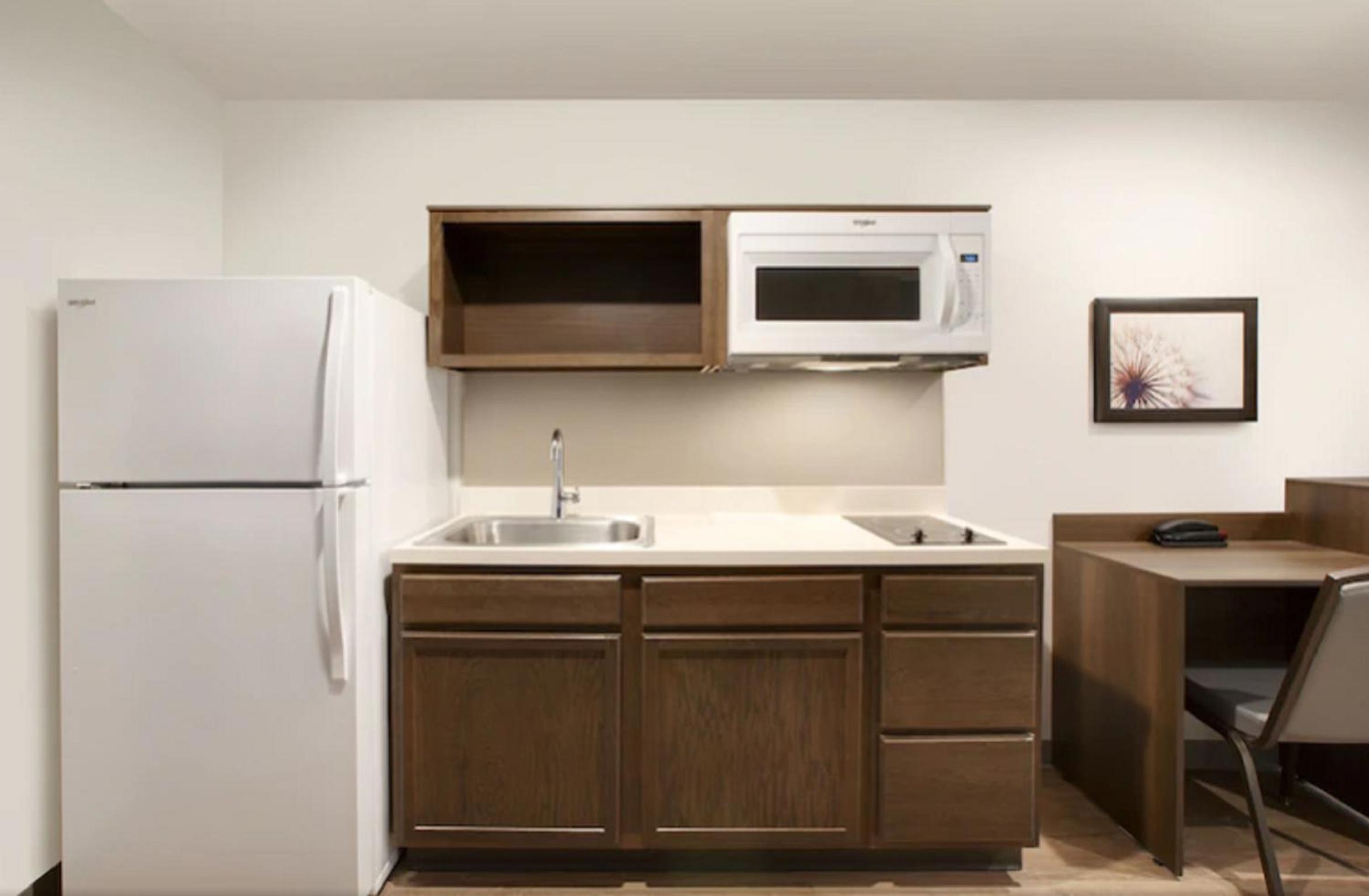 Queen Room  with Tub - Disability Access/Non-Smoking - Photo 3