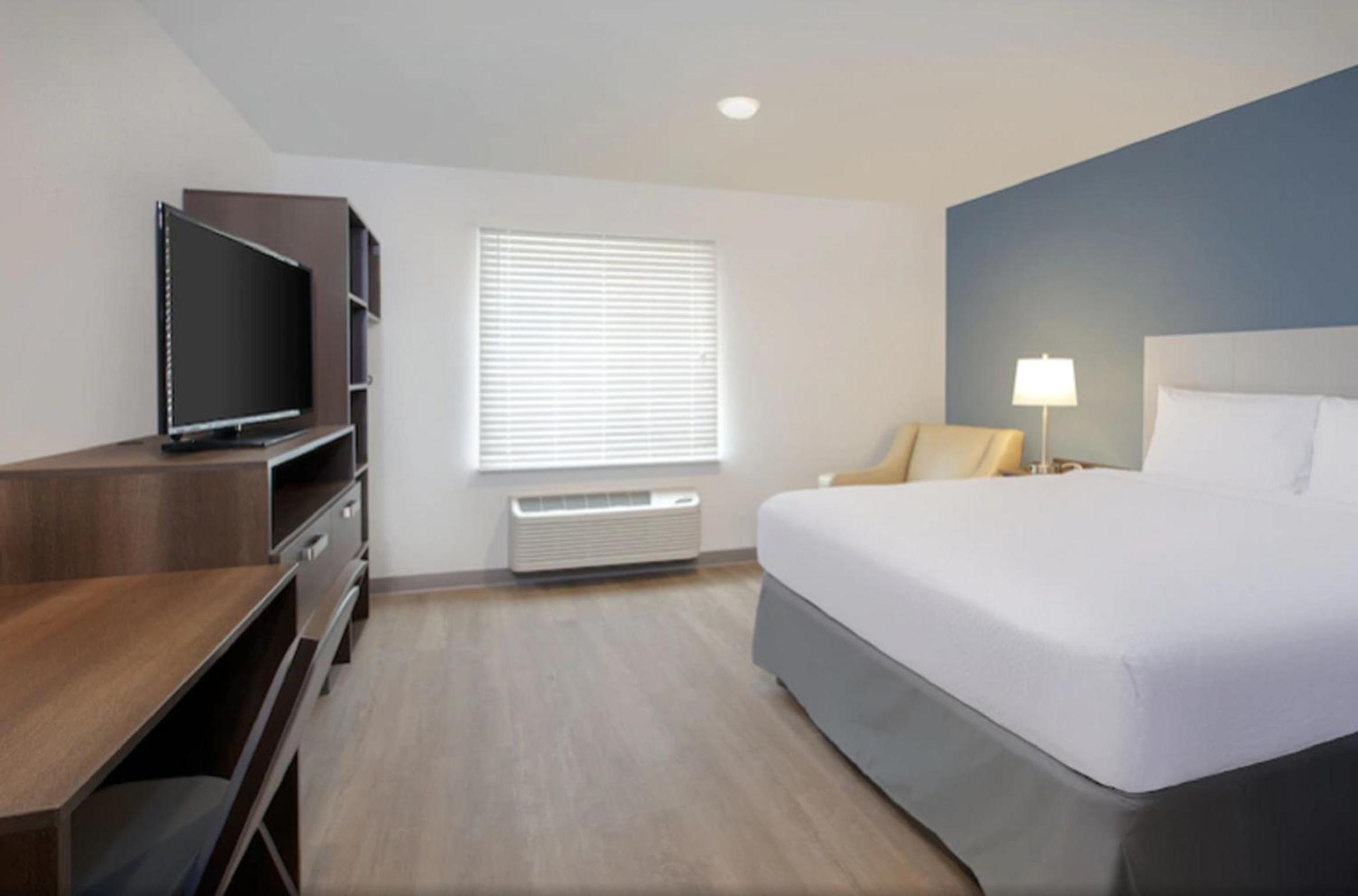 Queen Room  with Tub - Disability Access/Non-Smoking - Photo 4
