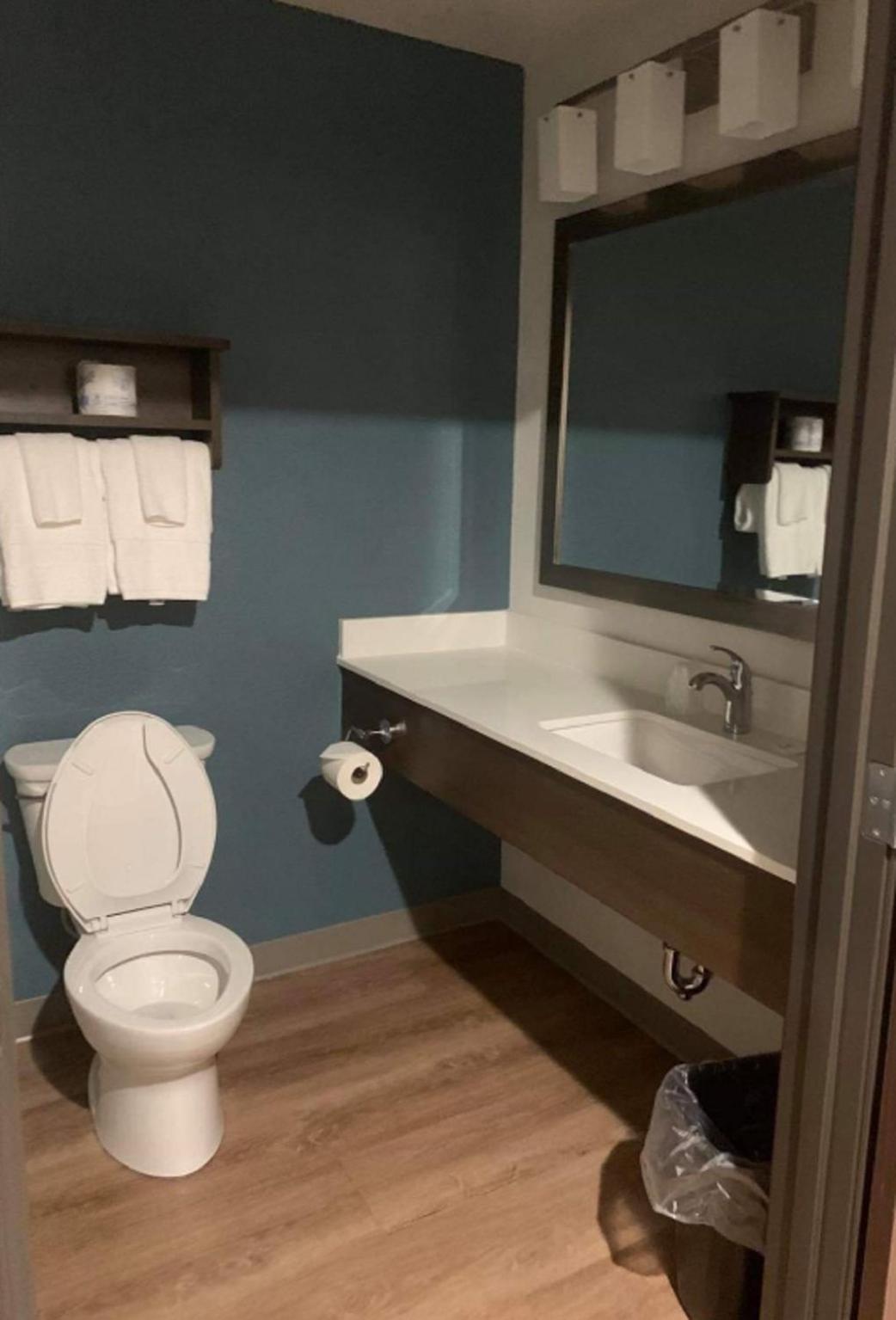 Queen Room  with Tub - Disability Access/Non-Smoking - Photo 9