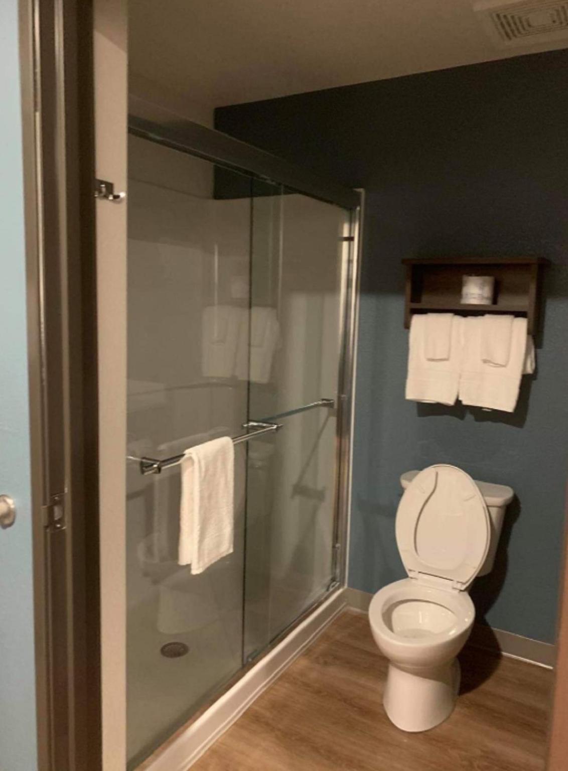 Queen Room with Two Queen Beds - Accessible/Non-Smoking  - Photo 4