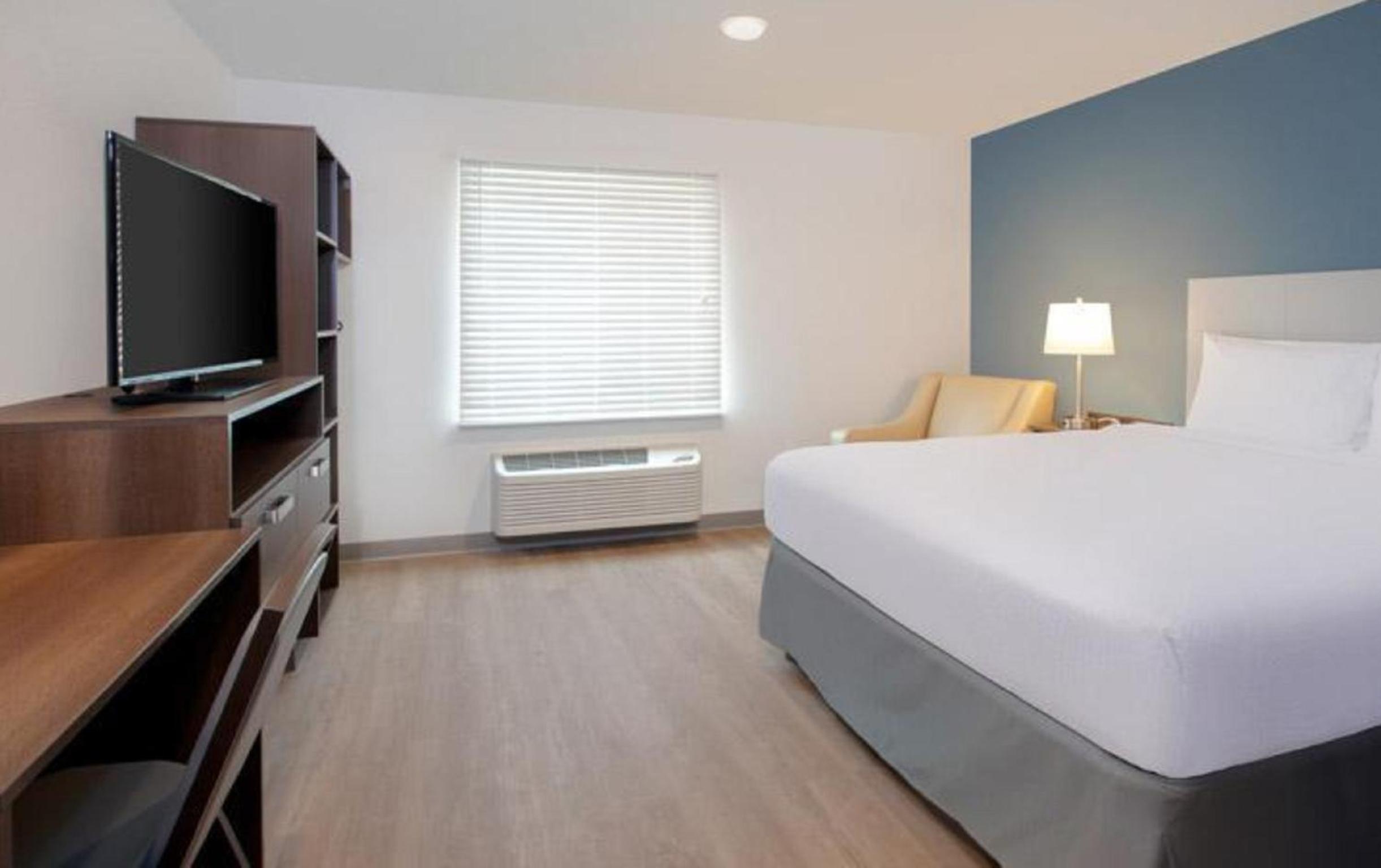 Queen Room  with Tub - Disability Access/Non-Smoking - Photo 10
