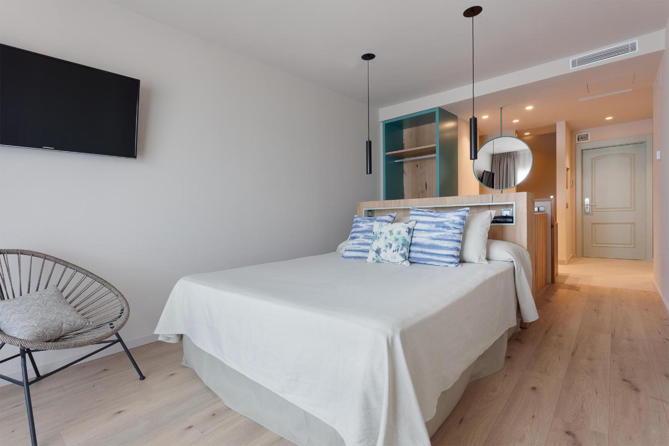 Deluxe Double or Twin Room with Sea View photo 3