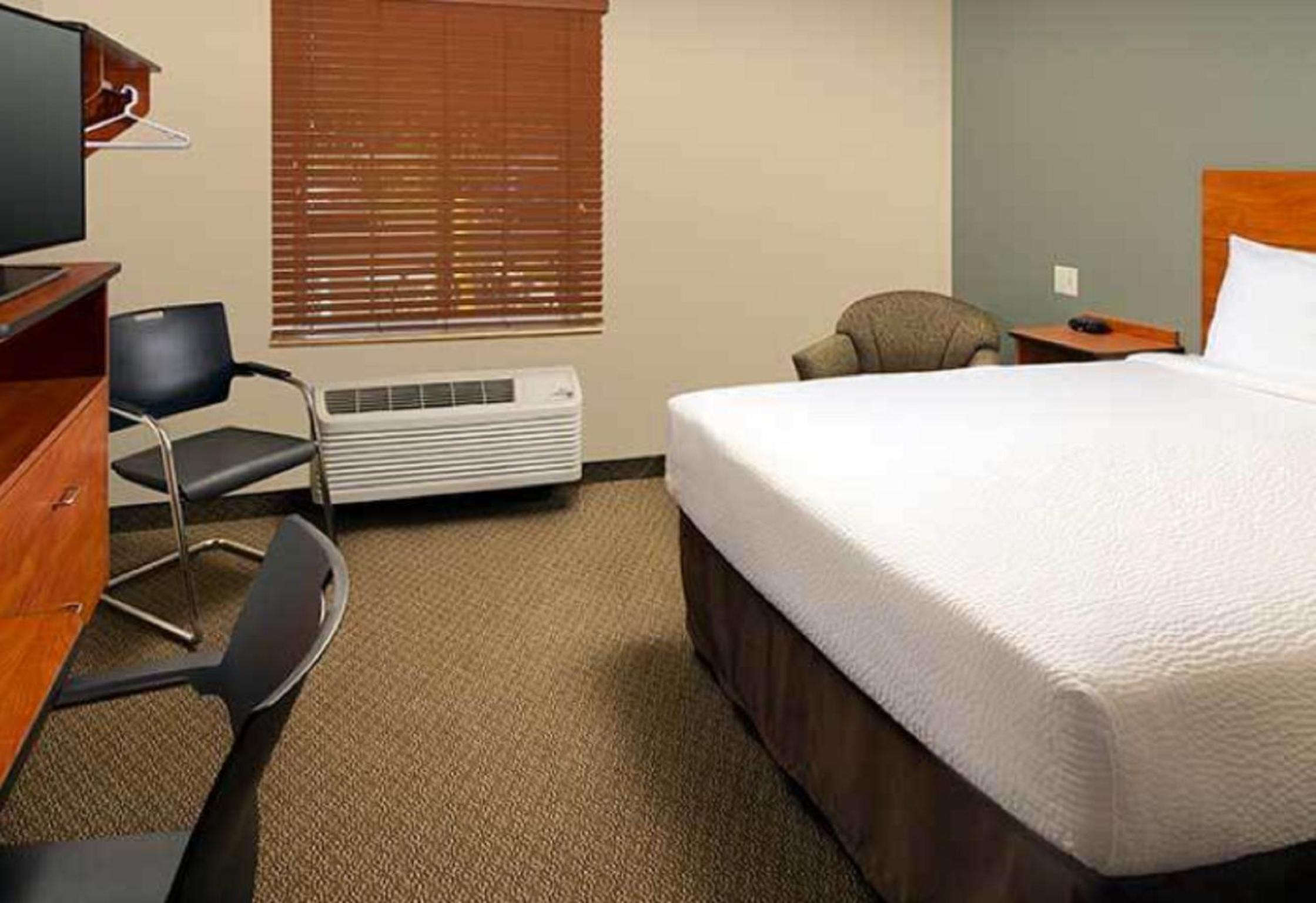 Queen Room  with Tub - Disability Access/Non-Smoking - Photo 15
