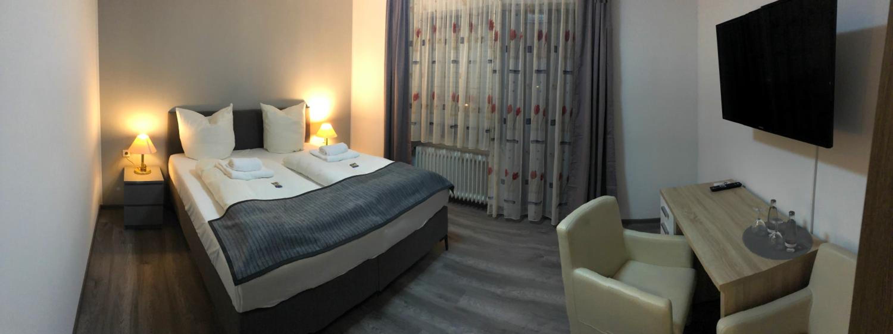 Double Room with Balcony - Photo 9